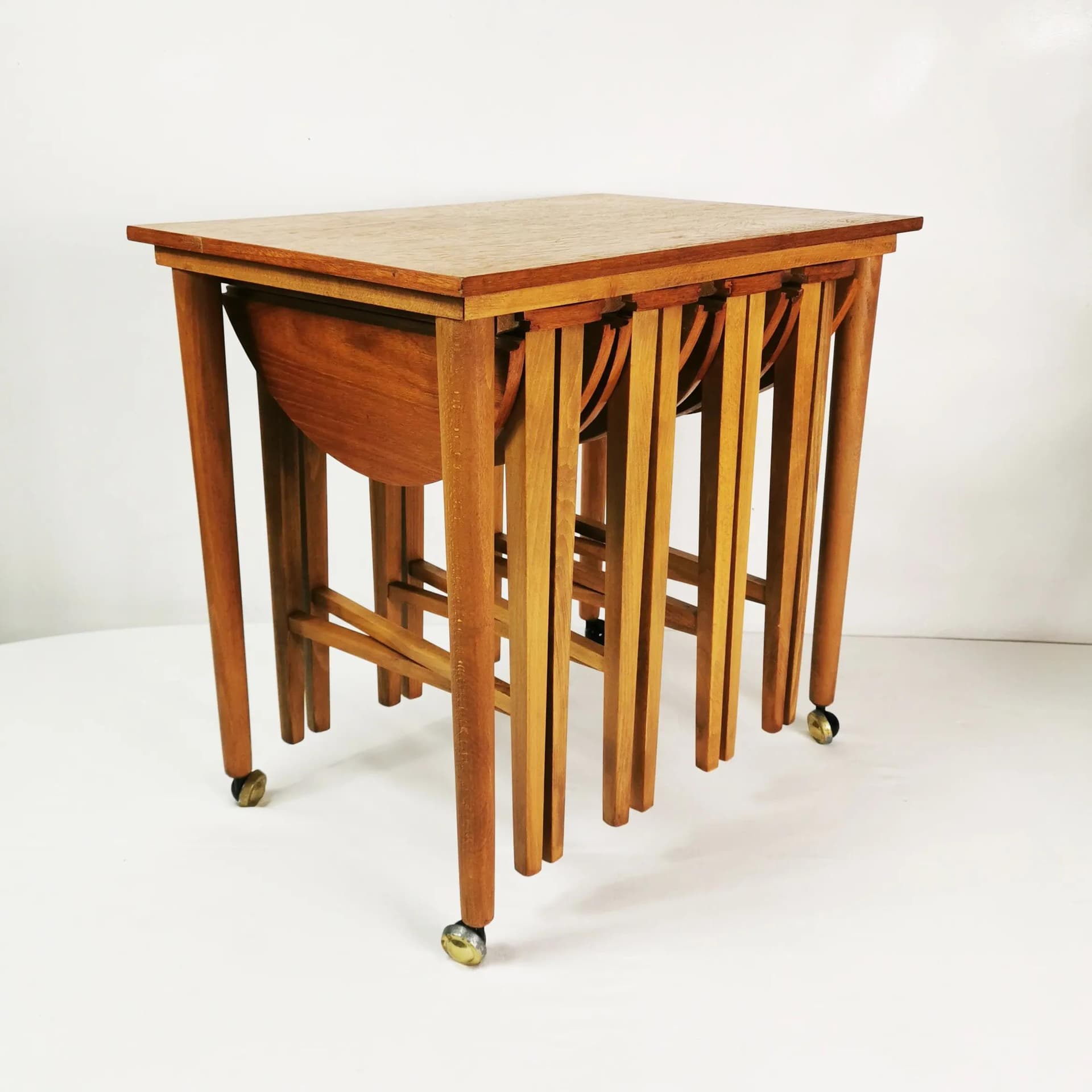 Zestaw pięciu stolików, Mid Century, buk brązowy, teak brązowy, proj. P. Hundevad, Czechosłowacja, lata 60. - 337660