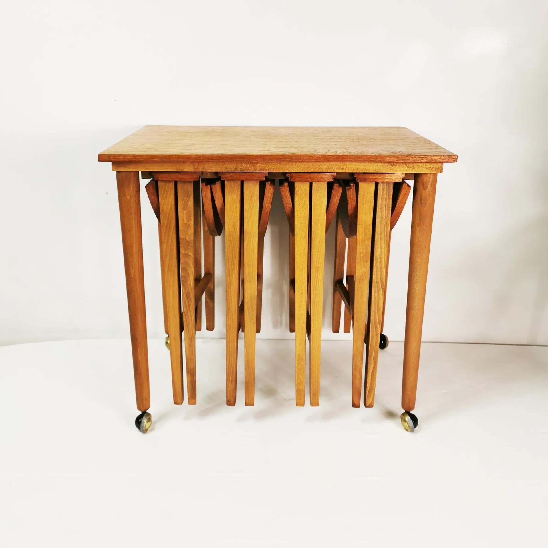 Zestaw pięciu stolików, Mid Century, buk brązowy, teak brązowy, proj. P. Hundevad, Czechosłowacja, lata 60. - 337661