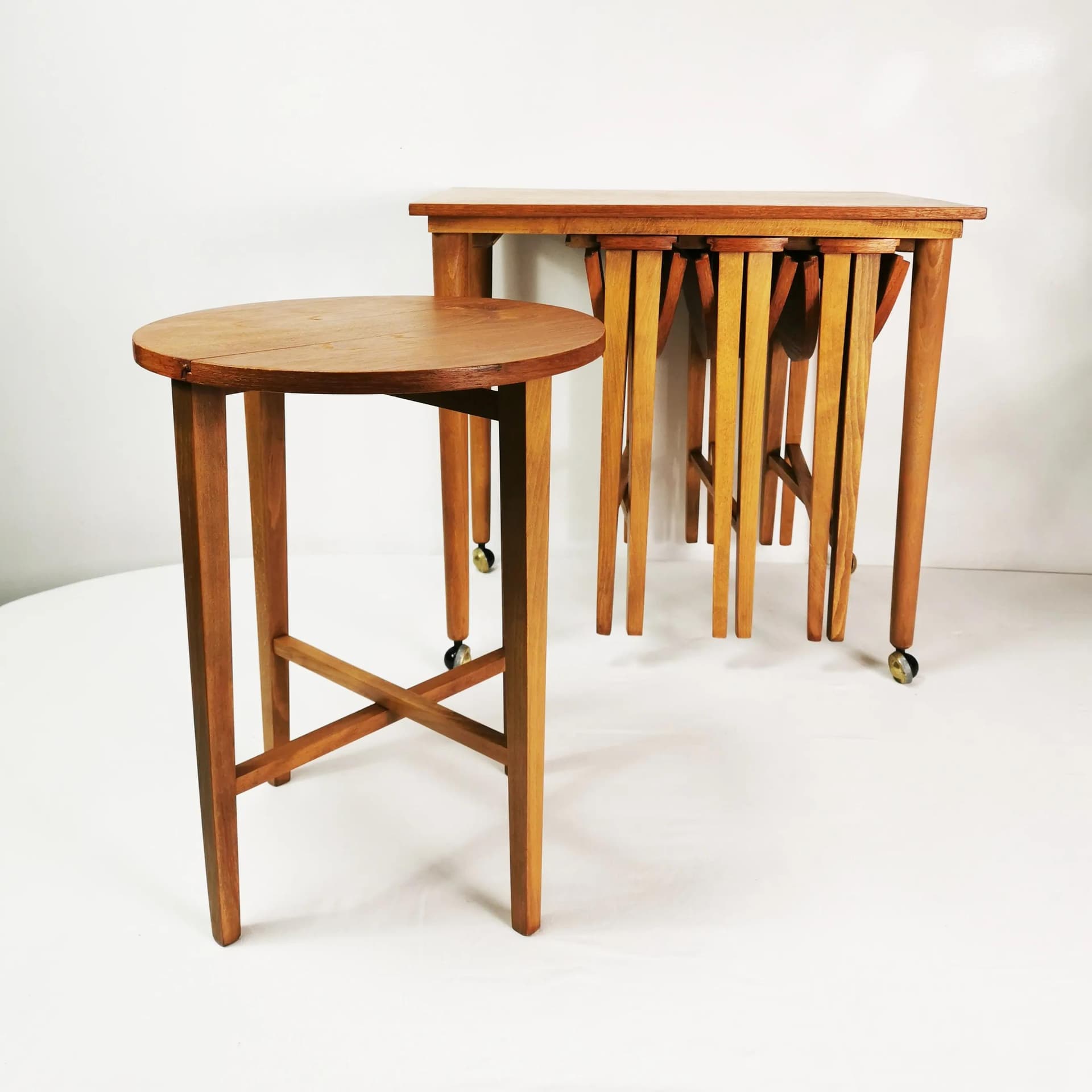 Zestaw pięciu stolików, Mid Century, buk brązowy, teak brązowy, proj. P. Hundevad, Czechosłowacja, lata 60. - 337658
