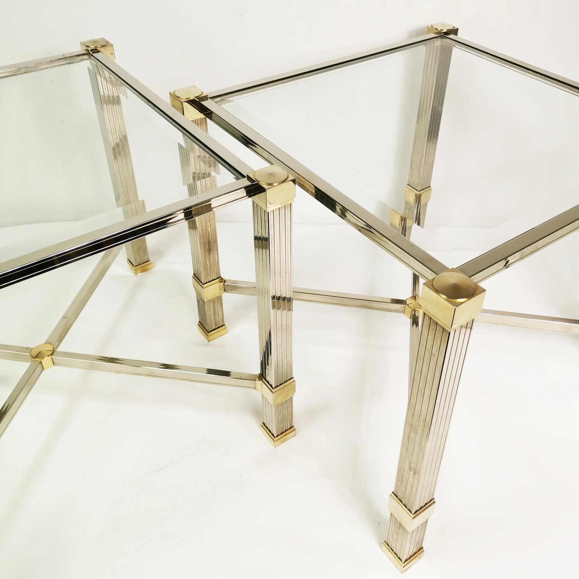 Pair of coffee tables Hollywood Regency, silver chrome metal, gold-plated metal, transparent glass, by P. Vandel, France, 1980s. - 337393