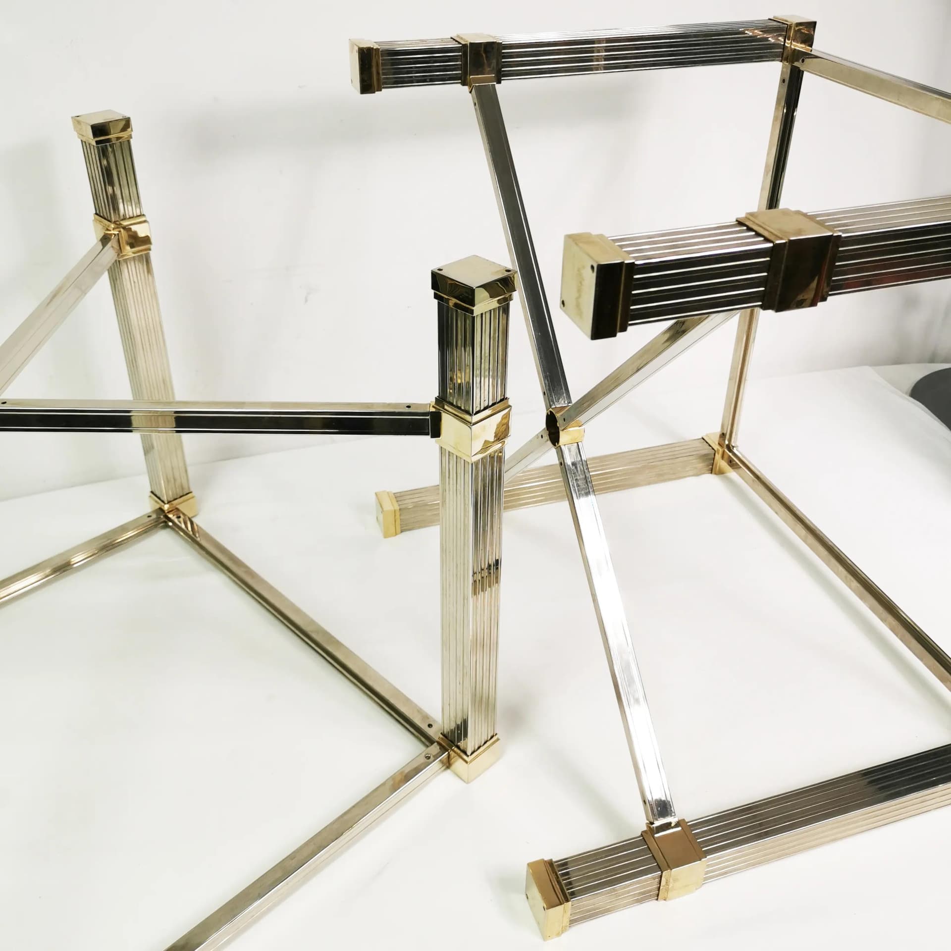 Pair of coffee tables Hollywood Regency, silver chrome metal, gold-plated metal, transparent glass, by P. Vandel, France, 1980s. - 337394
