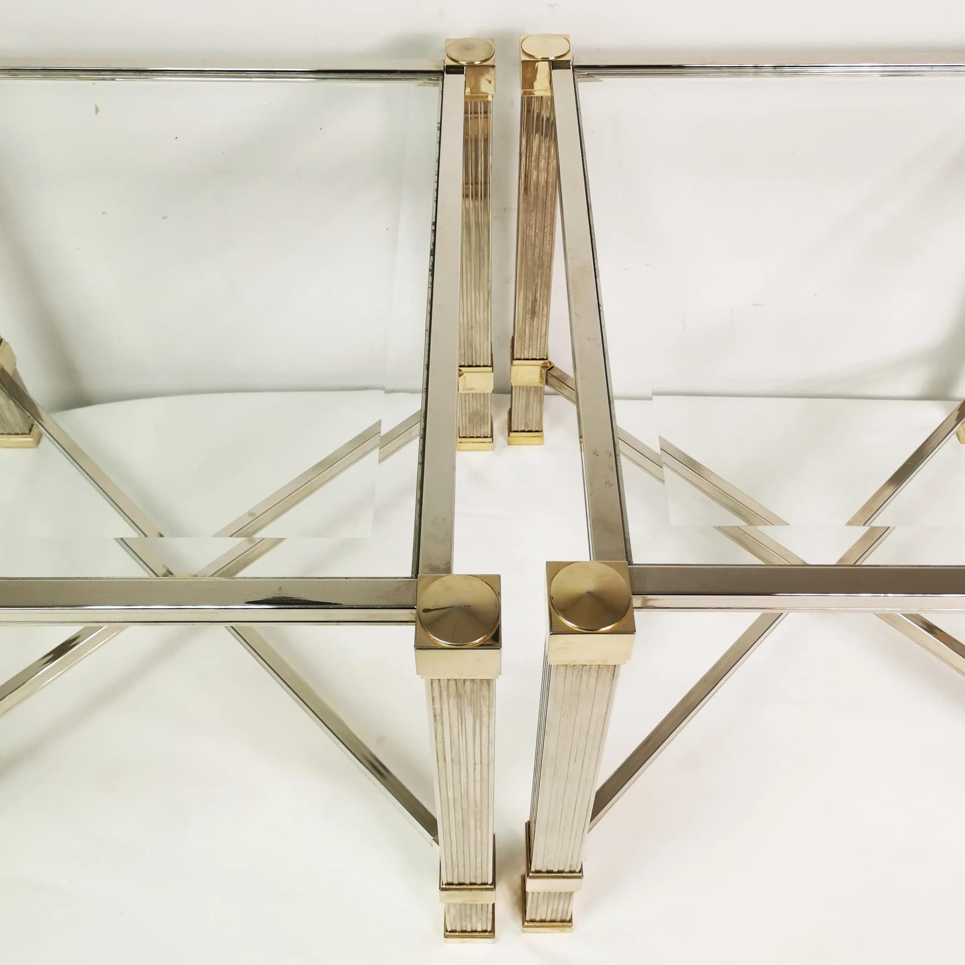 Pair of coffee tables Hollywood Regency, silver chrome metal, gold-plated metal, transparent glass, by P. Vandel, France, 1980s. - 337392