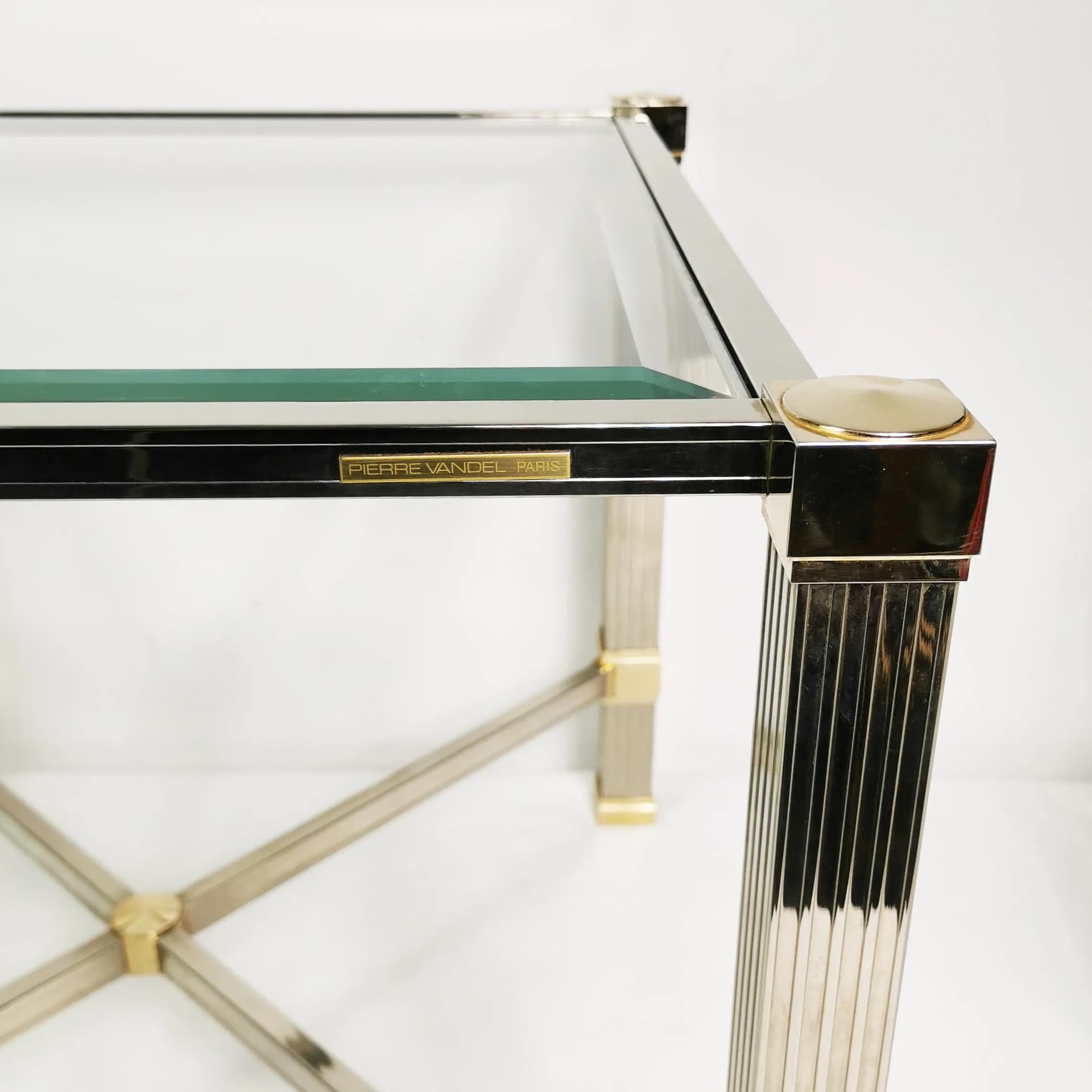 Pair of coffee tables Hollywood Regency, silver chrome metal, gold-plated metal, transparent glass, by P. Vandel, France, 1980s. - 337396