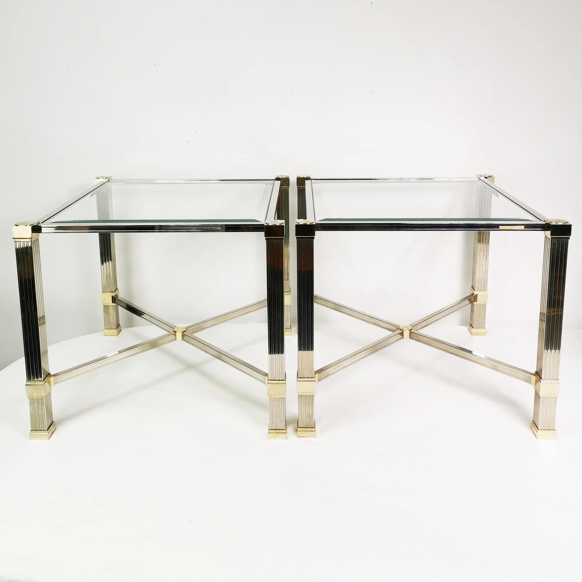 Pair of coffee tables Hollywood Regency, silver chrome metal, gold-plated metal, transparent glass, by P. Vandel, France, 1980s. - 337398
