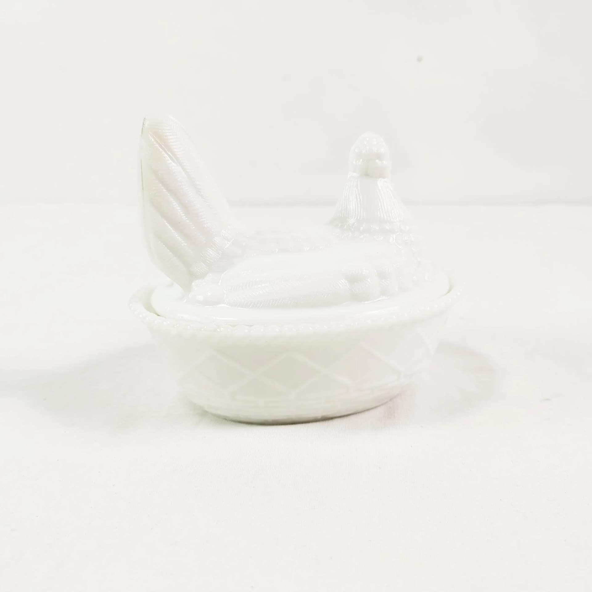 Bomboniera kura, biały, szkło, Ząbkowice, Polska, lata 60. - 338347