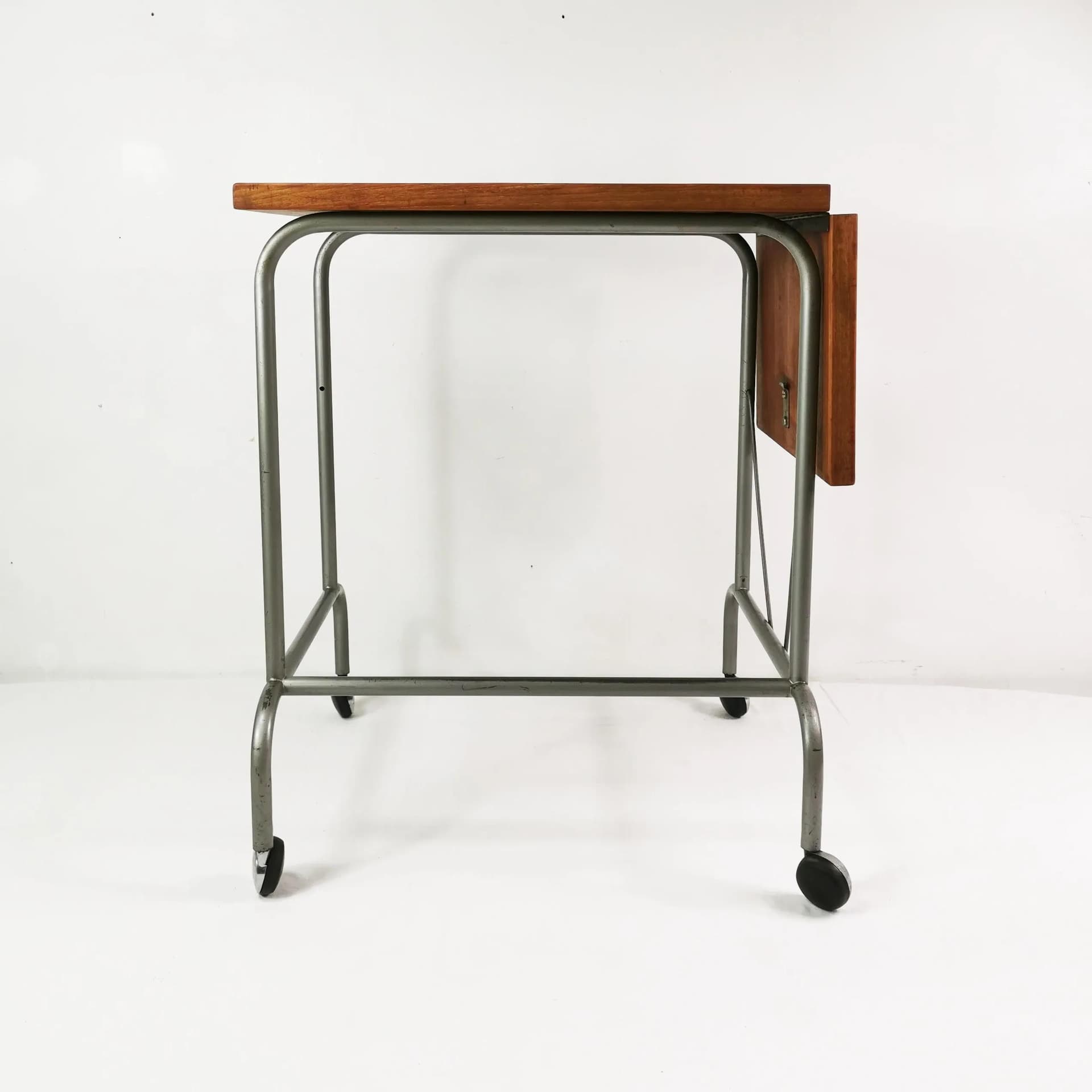 Stolik pomocniczy Bauhaus, teak brązowy, metal szary, Dania, lata 50. - 339622