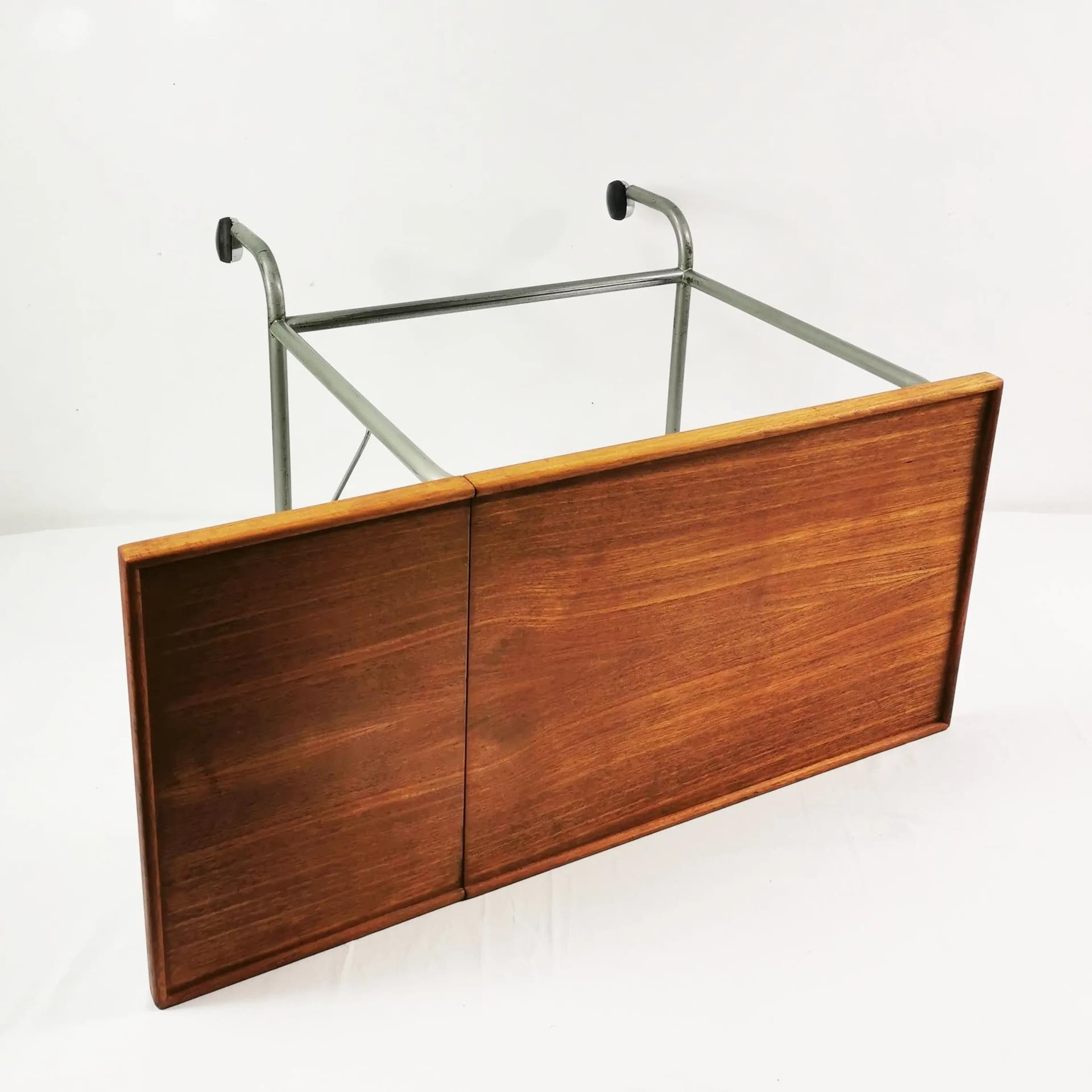 Stolik pomocniczy Bauhaus, teak brązowy, metal szary, Dania, lata 50. - 339627