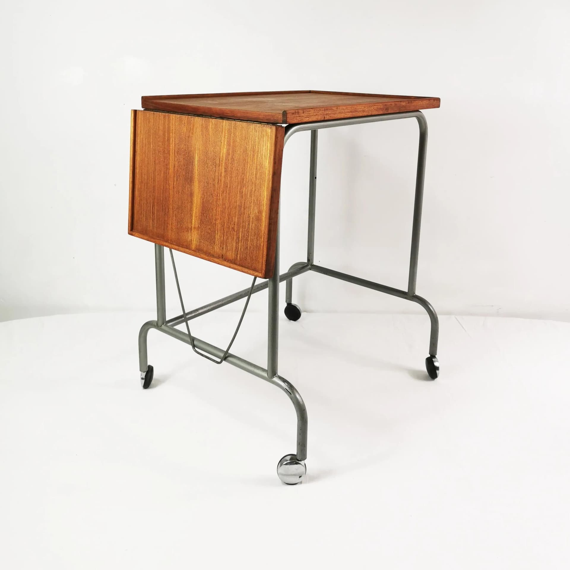 Stolik pomocniczy Bauhaus, teak brązowy, metal szary, Dania, lata 50. - 339619