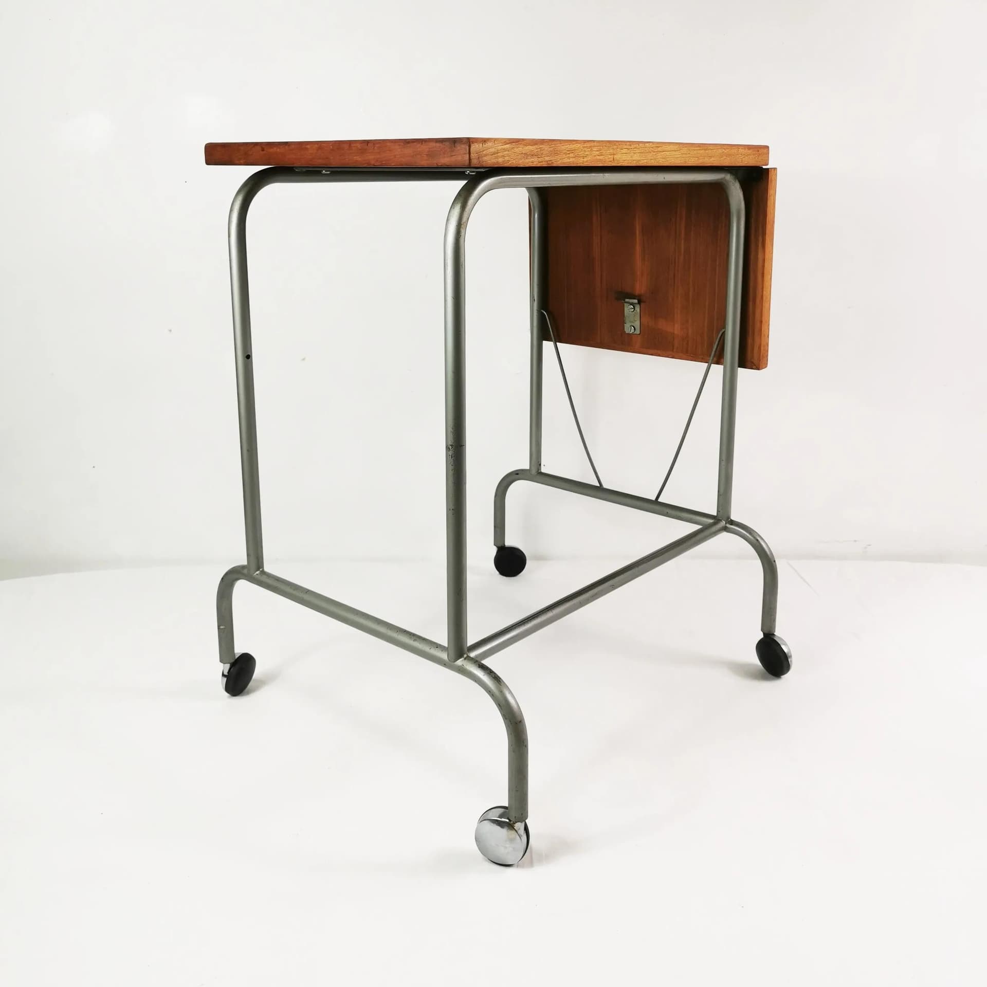 Stolik pomocniczy Bauhaus, teak brązowy, metal szary, Dania, lata 50. - 339623