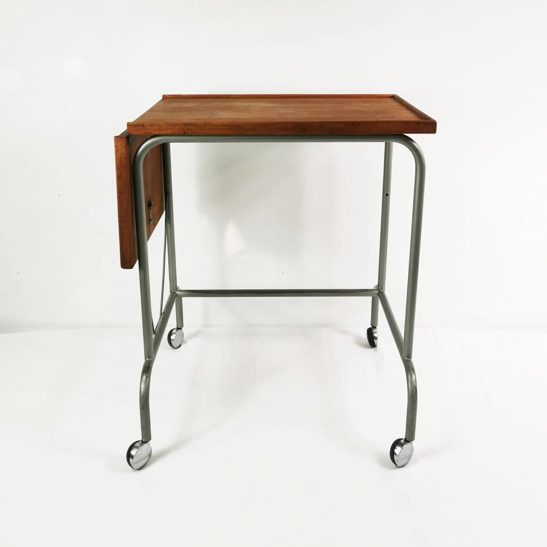 Stolik pomocniczy Bauhaus, teak brązowy, metal szary, Dania, lata 50. - 339621