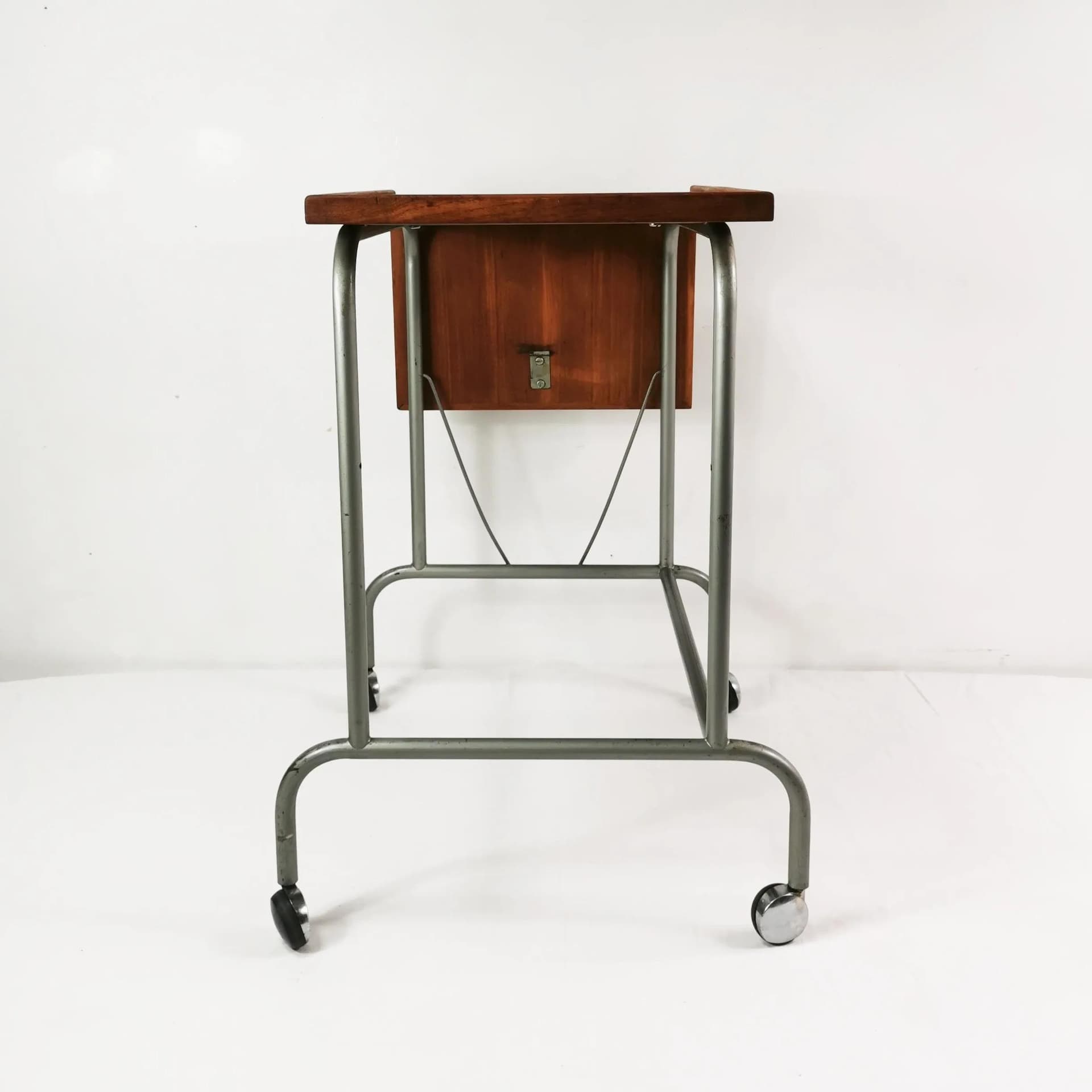 Stolik pomocniczy Bauhaus, teak brązowy, metal szary, Dania, lata 50. - 339625