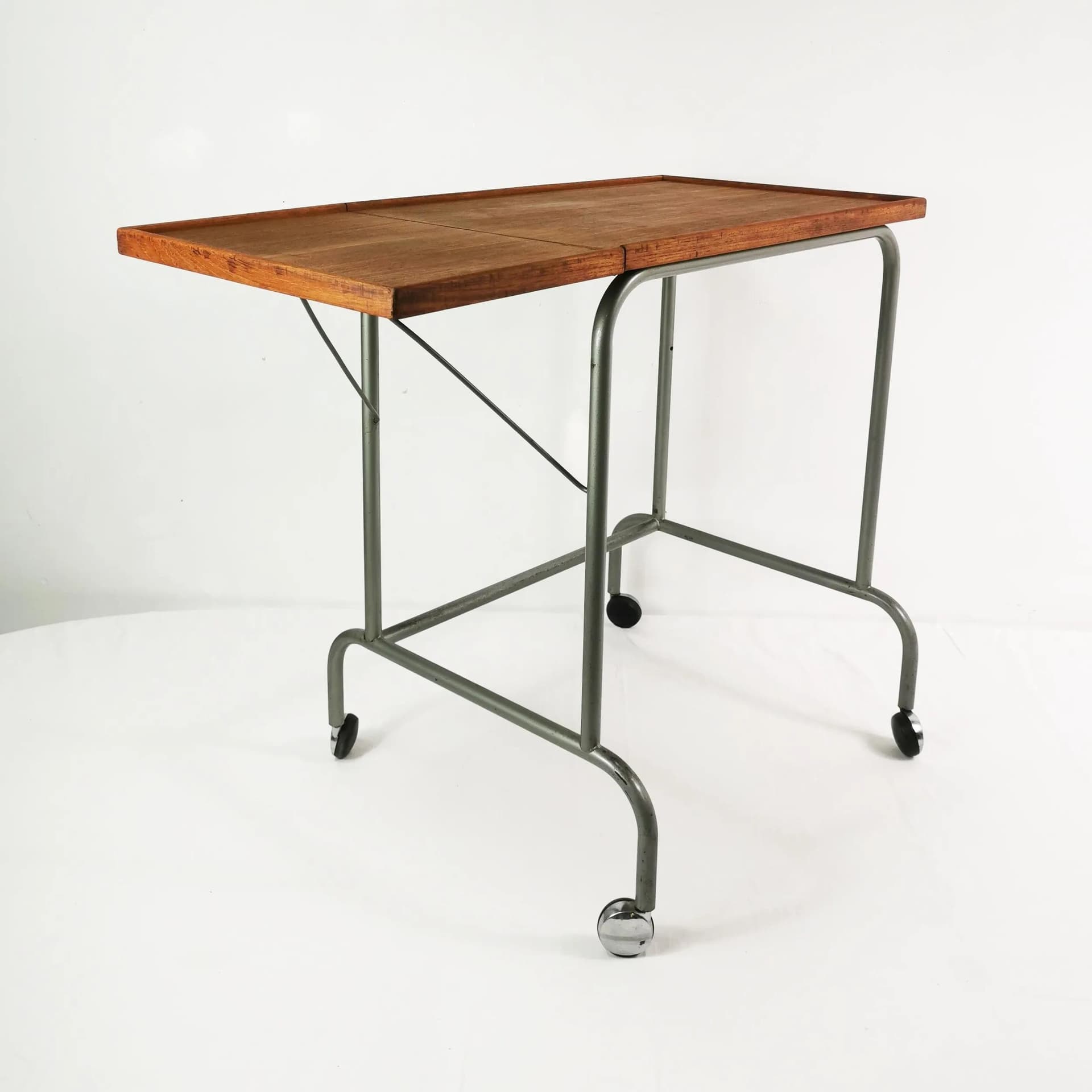 Stolik pomocniczy Bauhaus, teak brązowy, metal szary, Dania, lata 50. - 339620