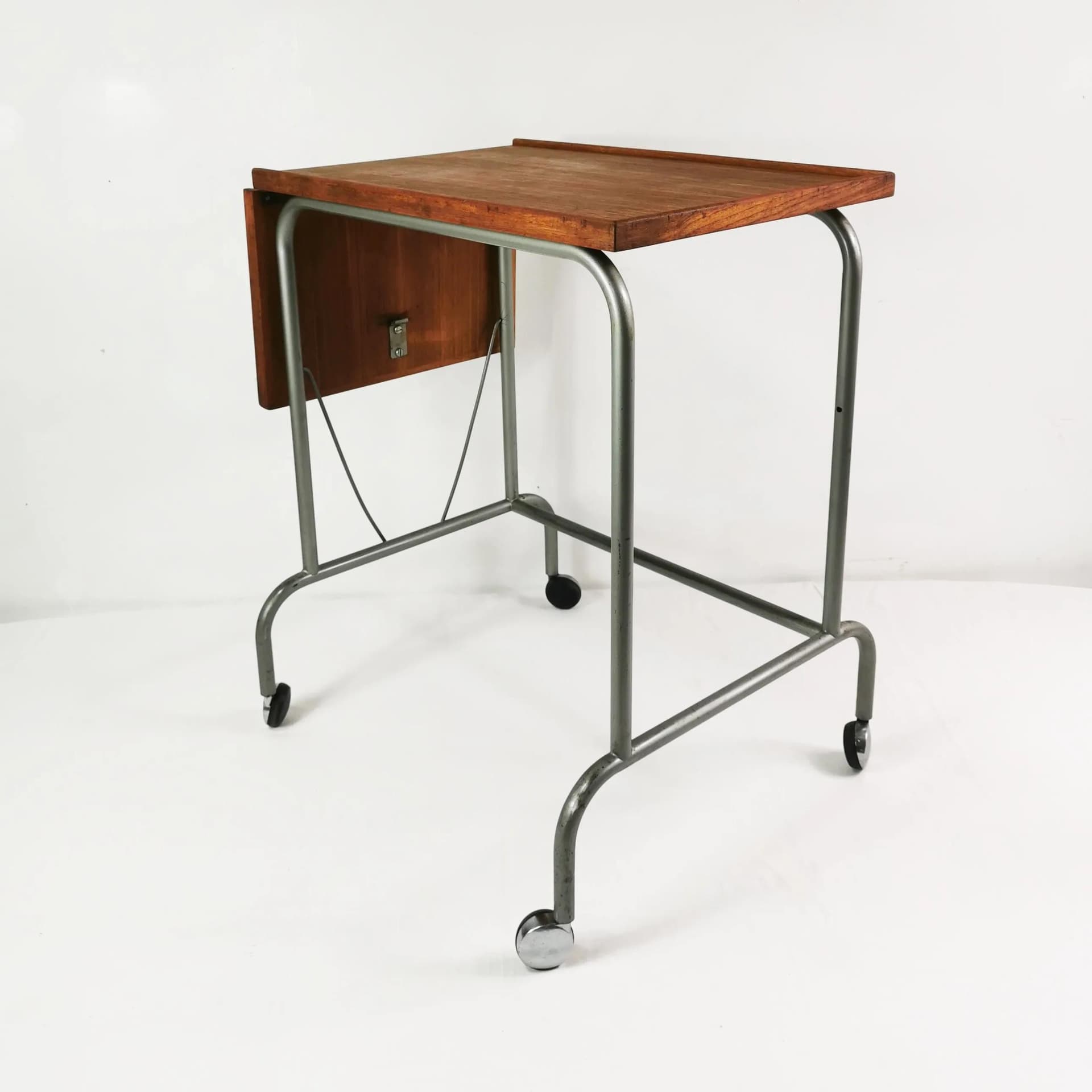 Stolik pomocniczy Bauhaus, teak brązowy, metal szary, Dania, lata 50. - 339626