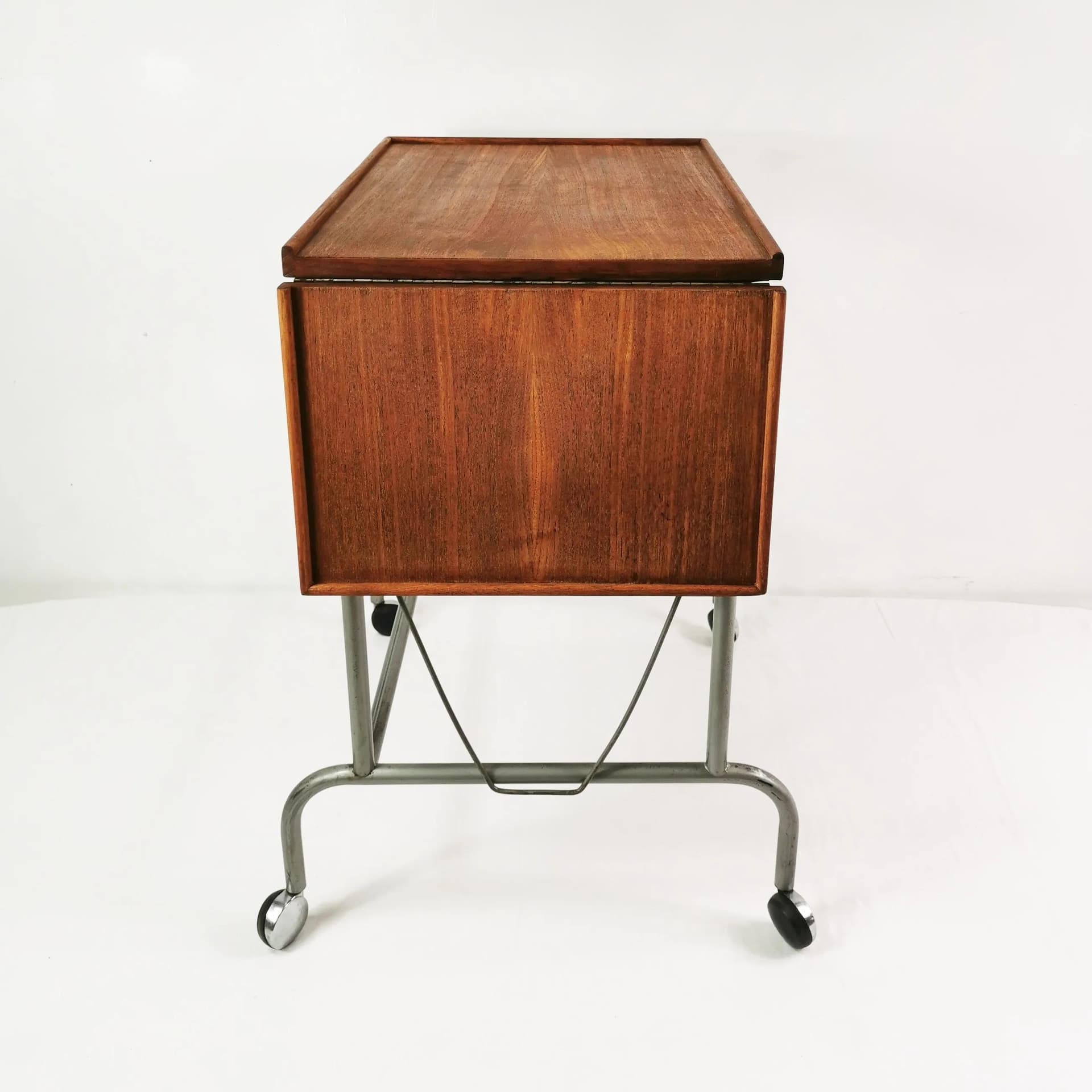Stolik pomocniczy Bauhaus, teak brązowy, metal szary, Dania, lata 50. - 339624