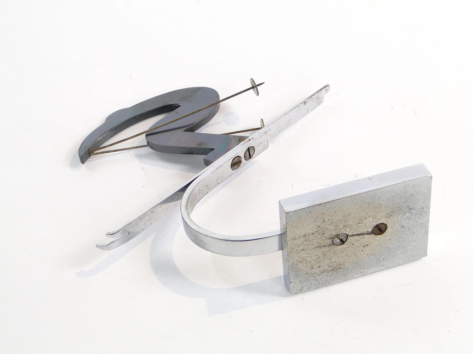 Figura narciarza, mosiądz chromowany srebrny, stal patynowana ciemna, proj. K. Hagenauer, Austria, lata 20. - 25540