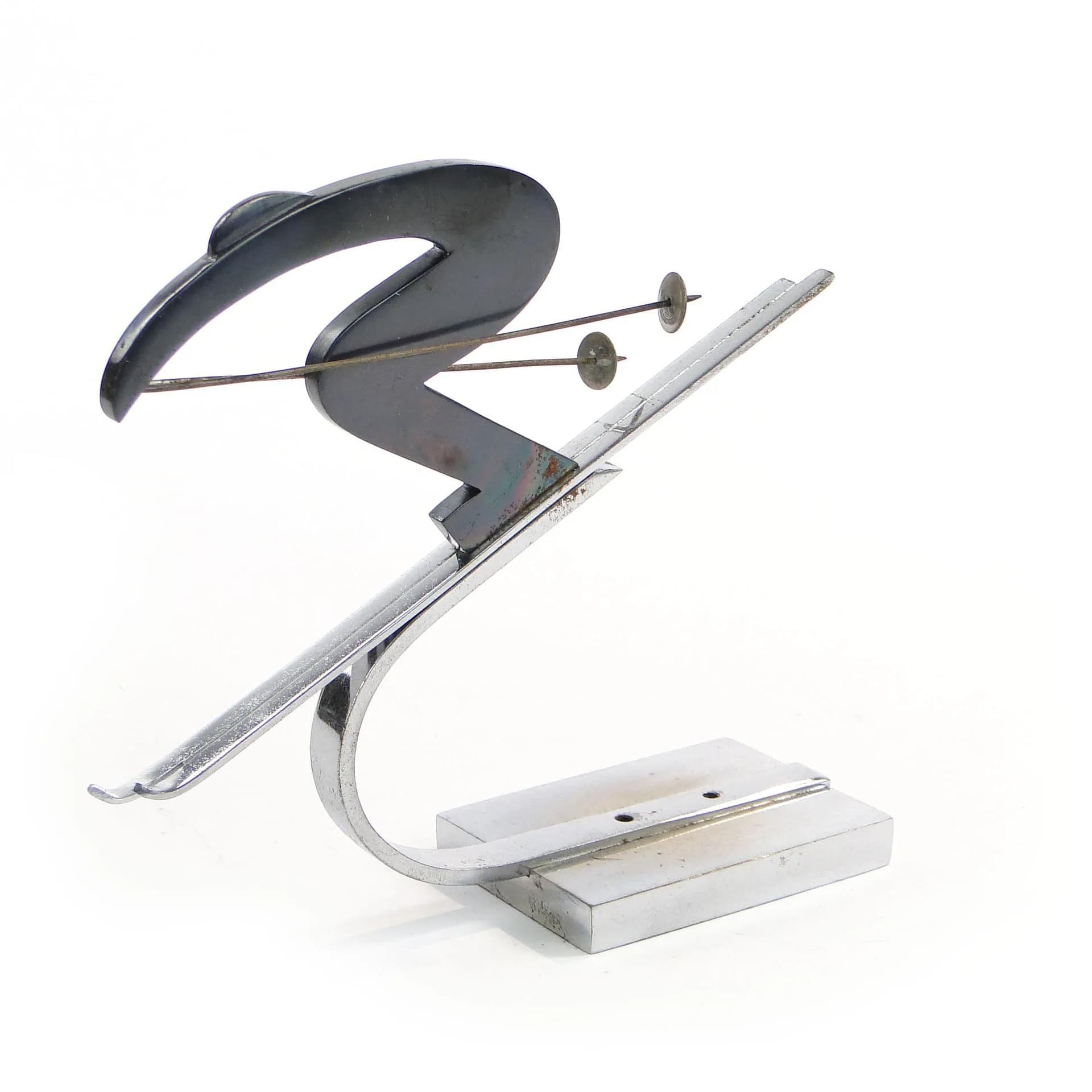 Figura narciarza, mosiądz chromowany srebrny, stal patynowana ciemna, proj. K. Hagenauer, Austria, lata 20. - 25539