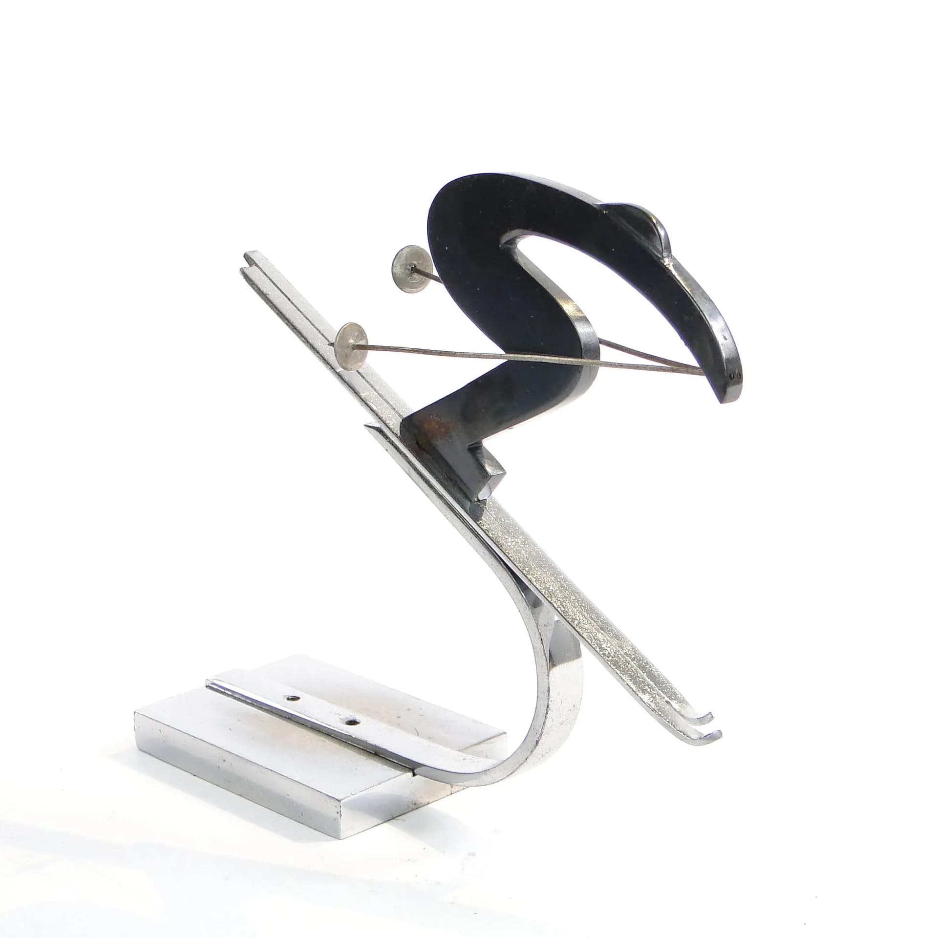 Figura narciarza, mosiądz chromowany srebrny, stal patynowana ciemna, proj. K. Hagenauer, Austria, lata 20. - 25534