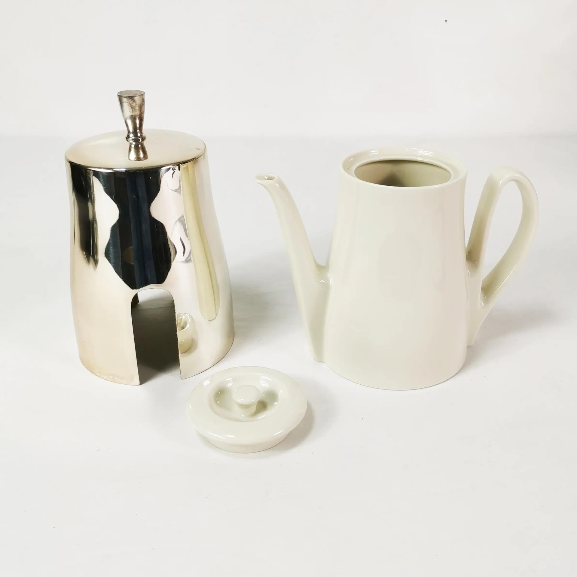 Dzbanek z ocieplaczem Art Deco, porcelana biała, metal srebrny, Niemcy, lata 50. - 338997
