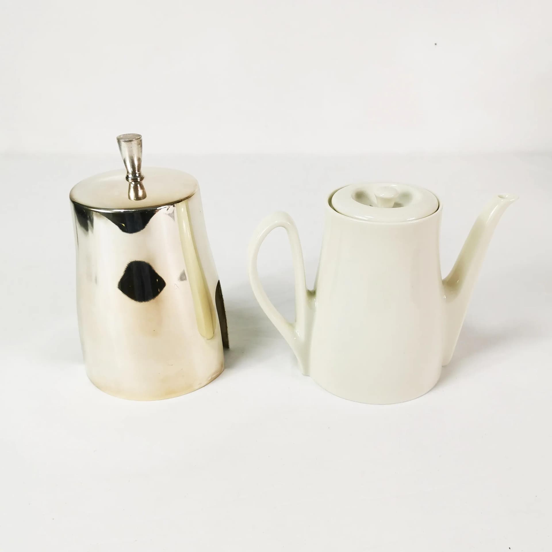 Dzbanek z ocieplaczem Art Deco, porcelana biała, metal srebrny, Niemcy, lata 50. - 338991