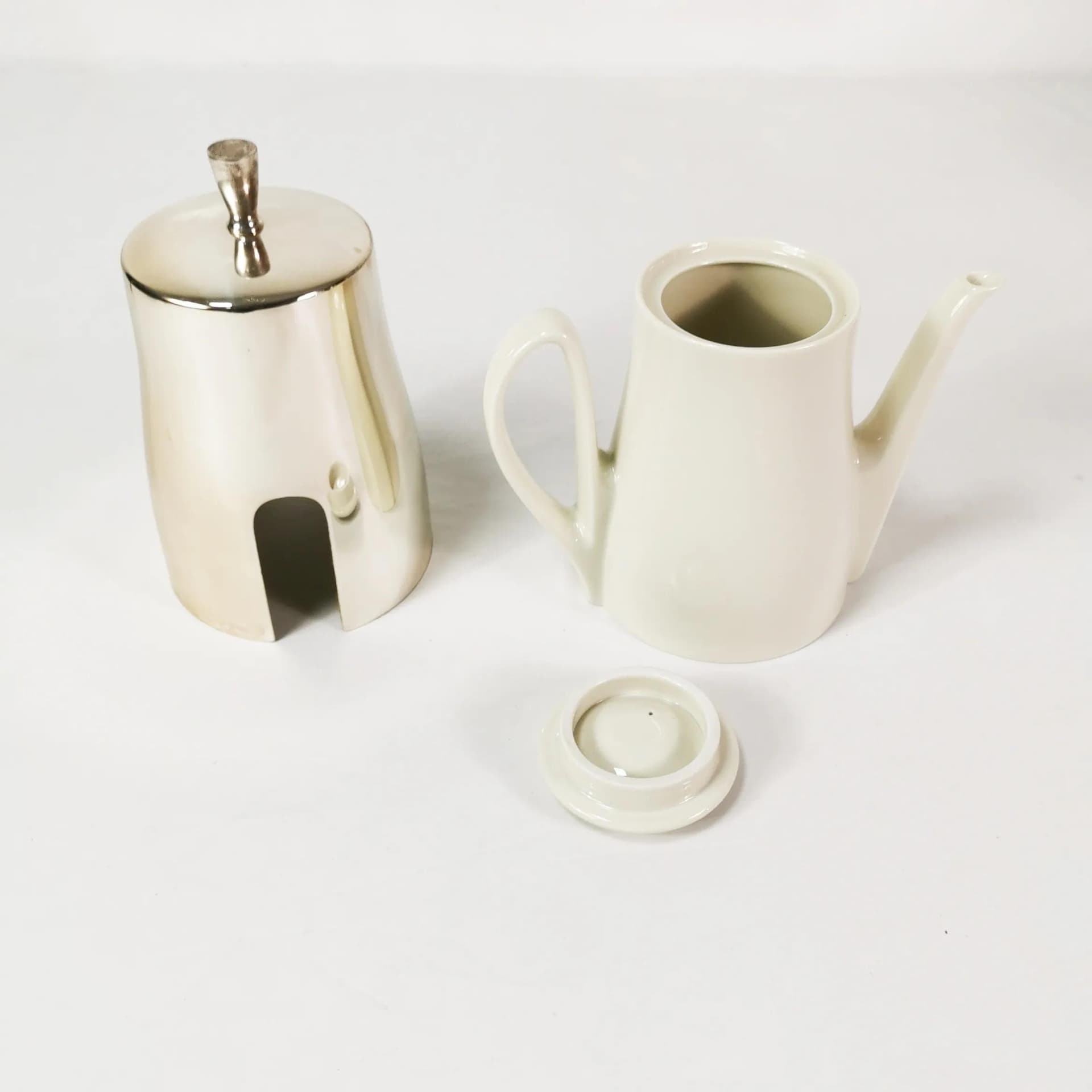 Dzbanek z ocieplaczem Art Deco, porcelana biała, metal srebrny, Niemcy, lata 50. - 338995