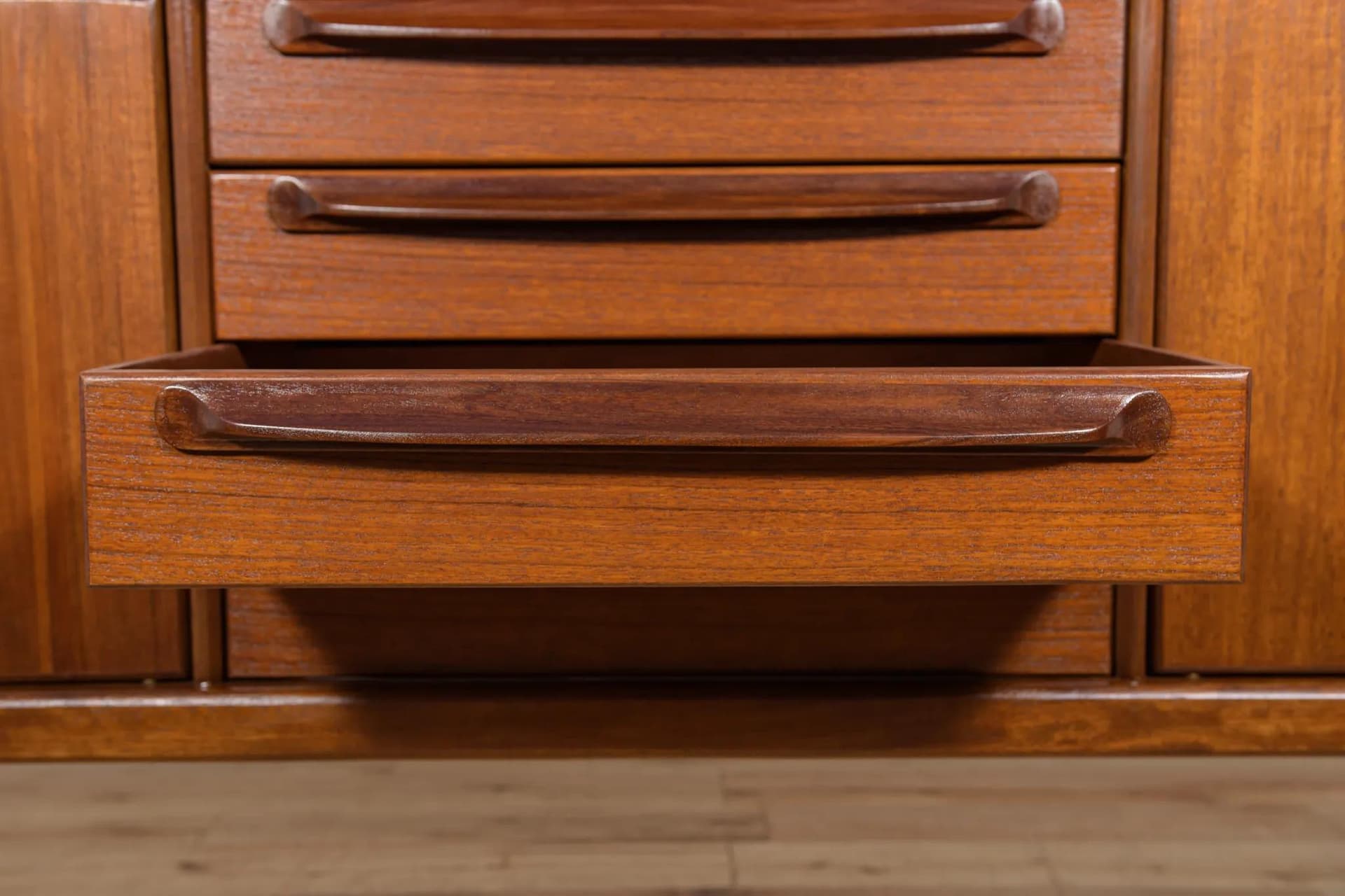 Komoda Sequence, teak brązowy, proj. J. Herbert, Wielka Brytania, lata 60. - 340373