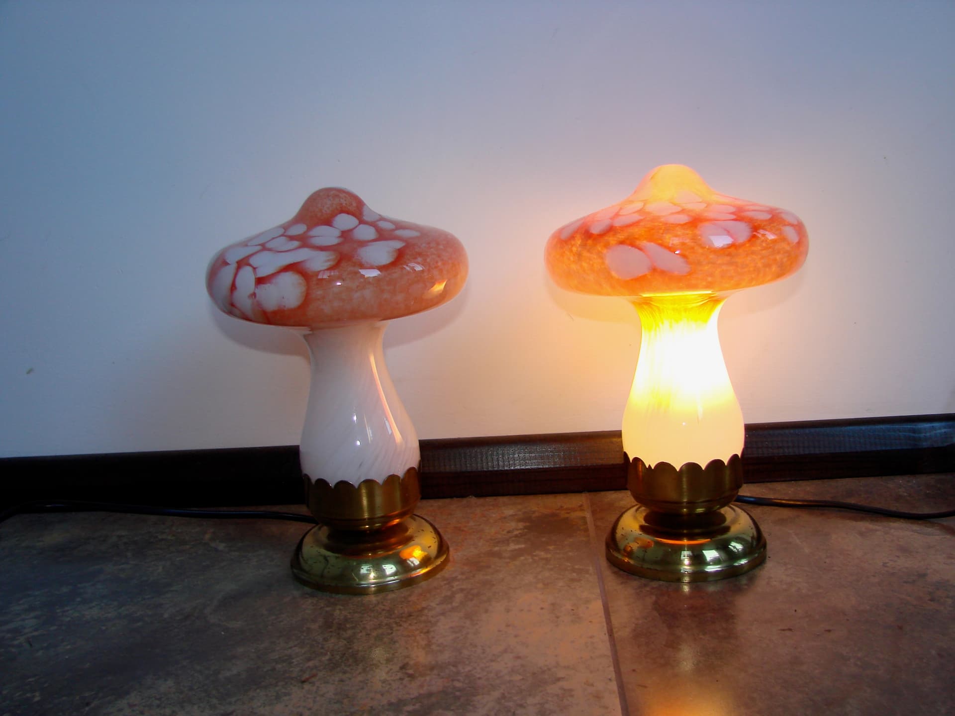 Komplet lamp stołowych Grzybki, szkło białe pomarańcz, mosiądz, lata 90. - 340381