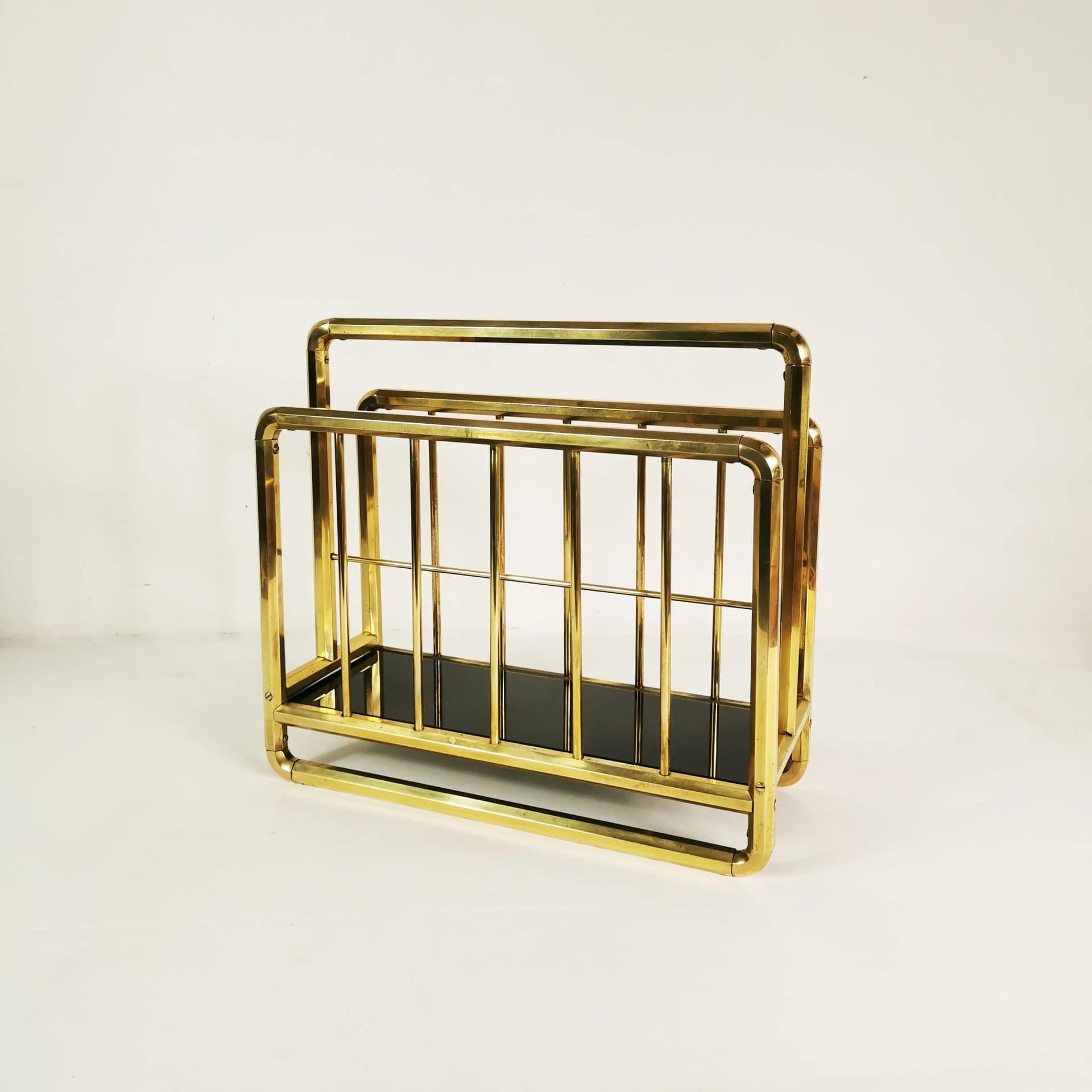 Gazetnik Art Deco, mosiądz złoty, szkło czarne, Niemcy, lata 50. - 340747