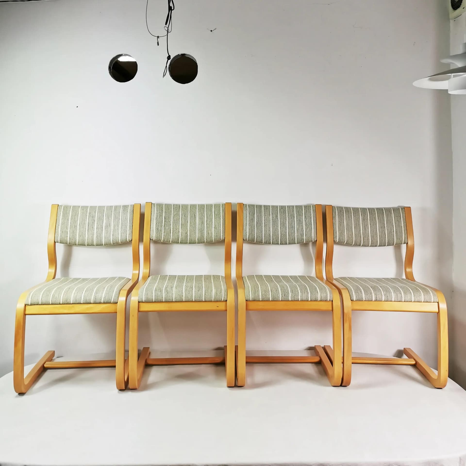 Zestaw czterech krzeseł, Mid Century, wełna szara, sklejka bukowa brązowa, proj. M. Olesen, Dania, lata 70. - 340713