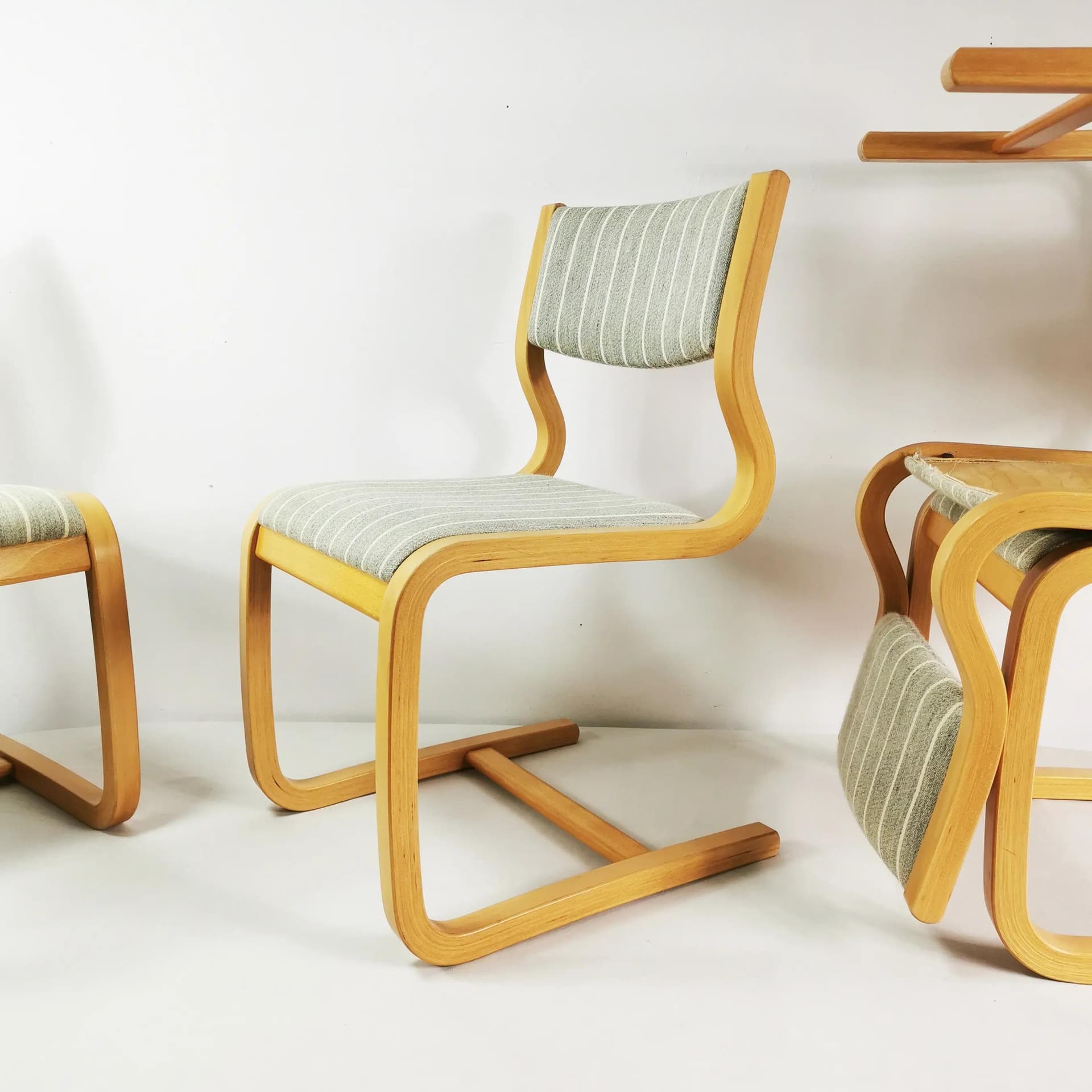 Zestaw czterech krzeseł, Mid Century, wełna szara, sklejka bukowa brązowa, proj. M. Olesen, Dania, lata 70. - 340720