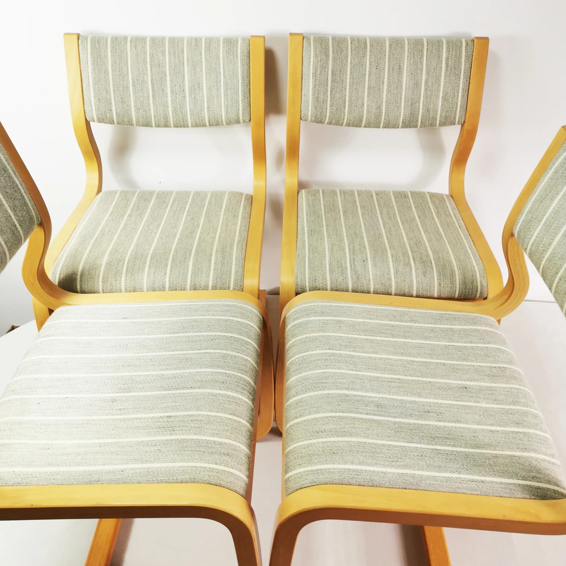 Zestaw czterech krzeseł, Mid Century, wełna szara, sklejka bukowa brązowa, proj. M. Olesen, Dania, lata 70. - 340724