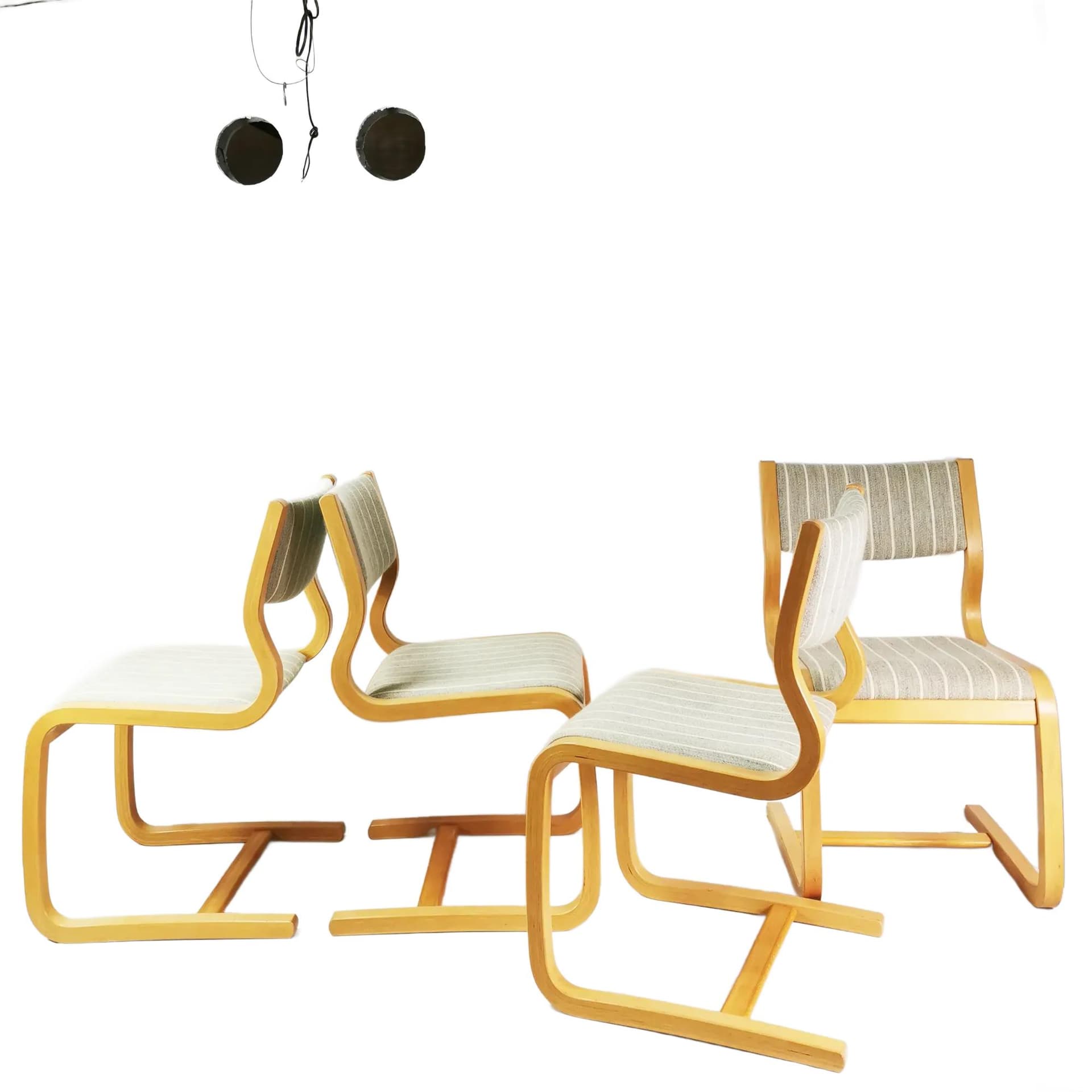 Zestaw czterech krzeseł, Mid Century, wełna szara, sklejka bukowa brązowa, proj. M. Olesen, Dania, lata 70. - 340711