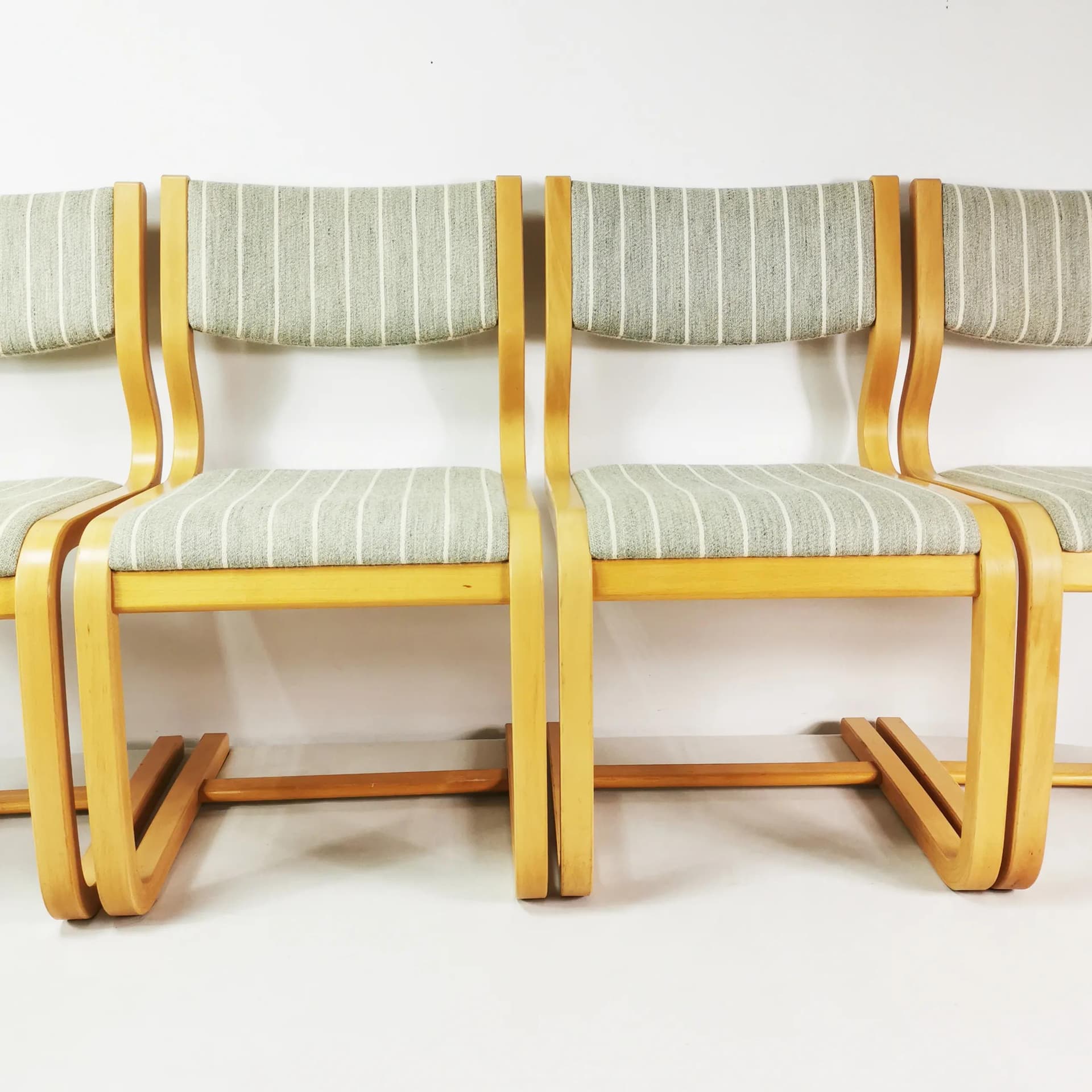 Zestaw czterech krzeseł, Mid Century, wełna szara, sklejka bukowa brązowa, proj. M. Olesen, Dania, lata 70. - 340726