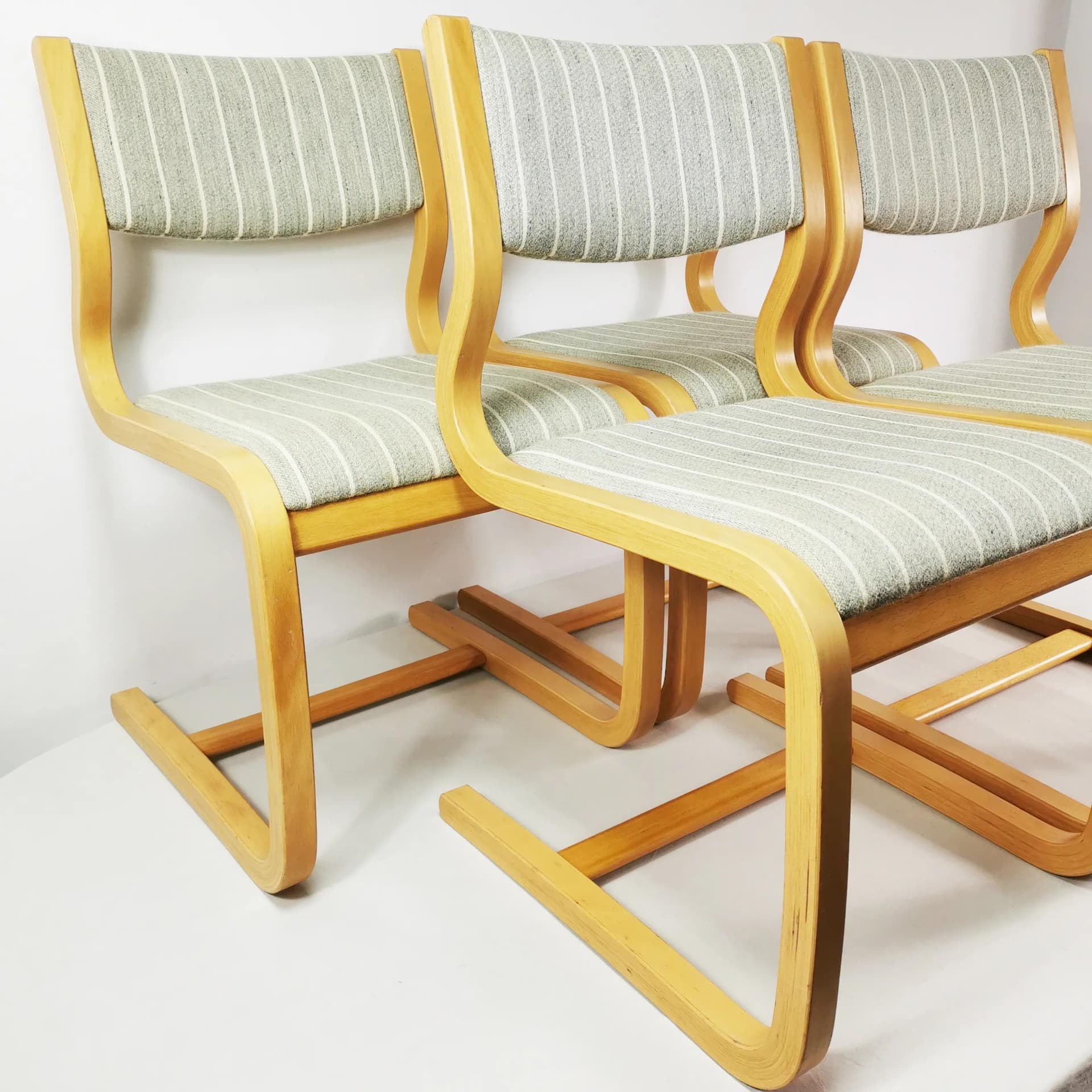 Zestaw czterech krzeseł, Mid Century, wełna szara, sklejka bukowa brązowa, proj. M. Olesen, Dania, lata 70. - 340716