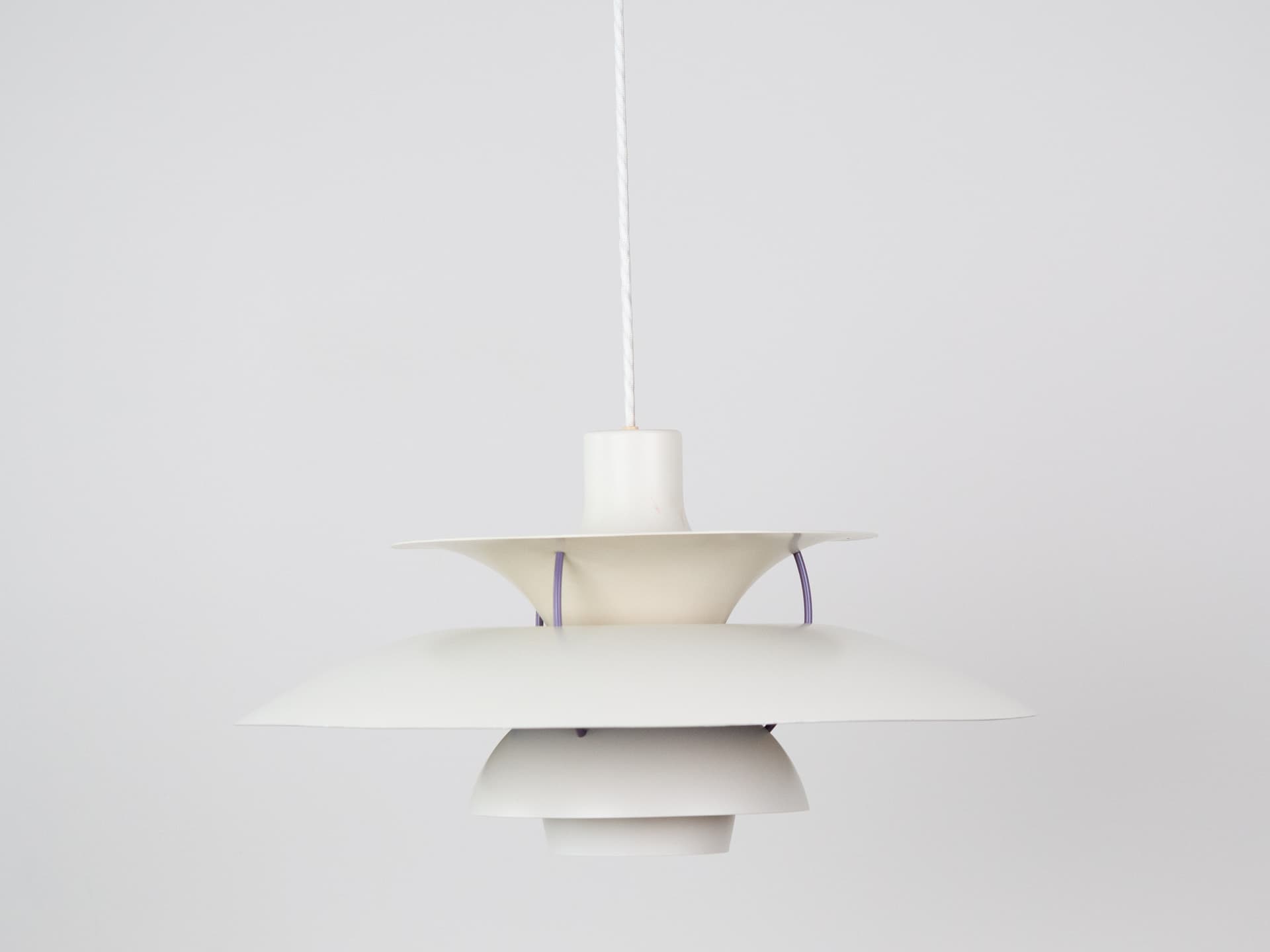 Lampa wisząca PH 5, biały fioletowy, metal, proj. P. Henningsen, Louis Poulsen, Dania, lata 80. - 341333