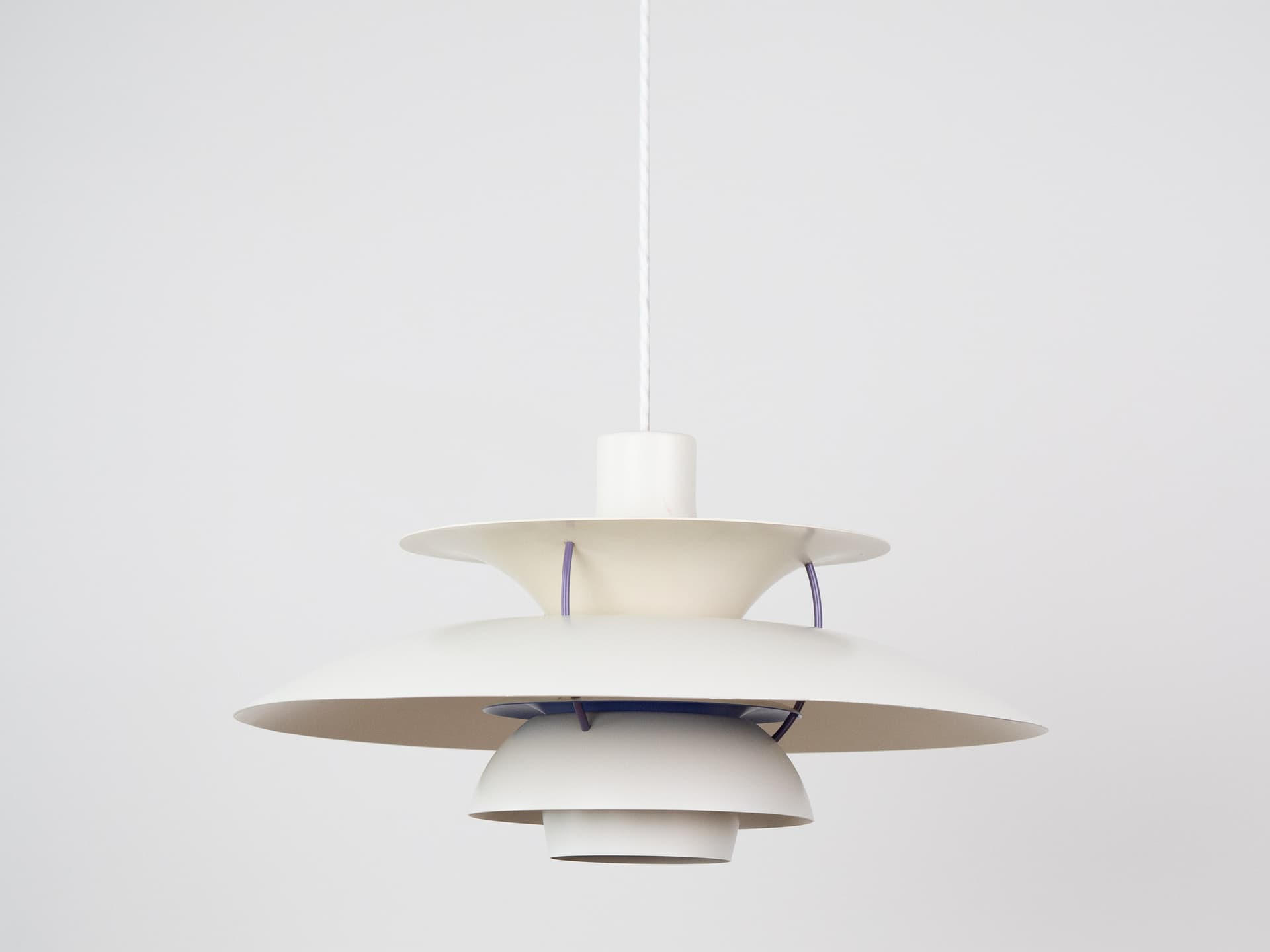 Lampa wisząca PH 5, biały fioletowy, metal, proj. P. Henningsen, Louis Poulsen, Dania, lata 80. - 341336