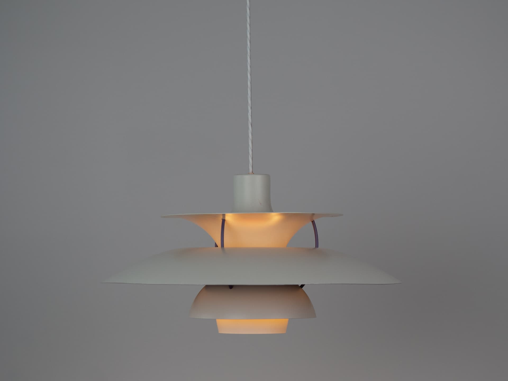 Lampa wisząca PH 5, biały fioletowy, metal, proj. P. Henningsen, Louis Poulsen, Dania, lata 80. - 341334