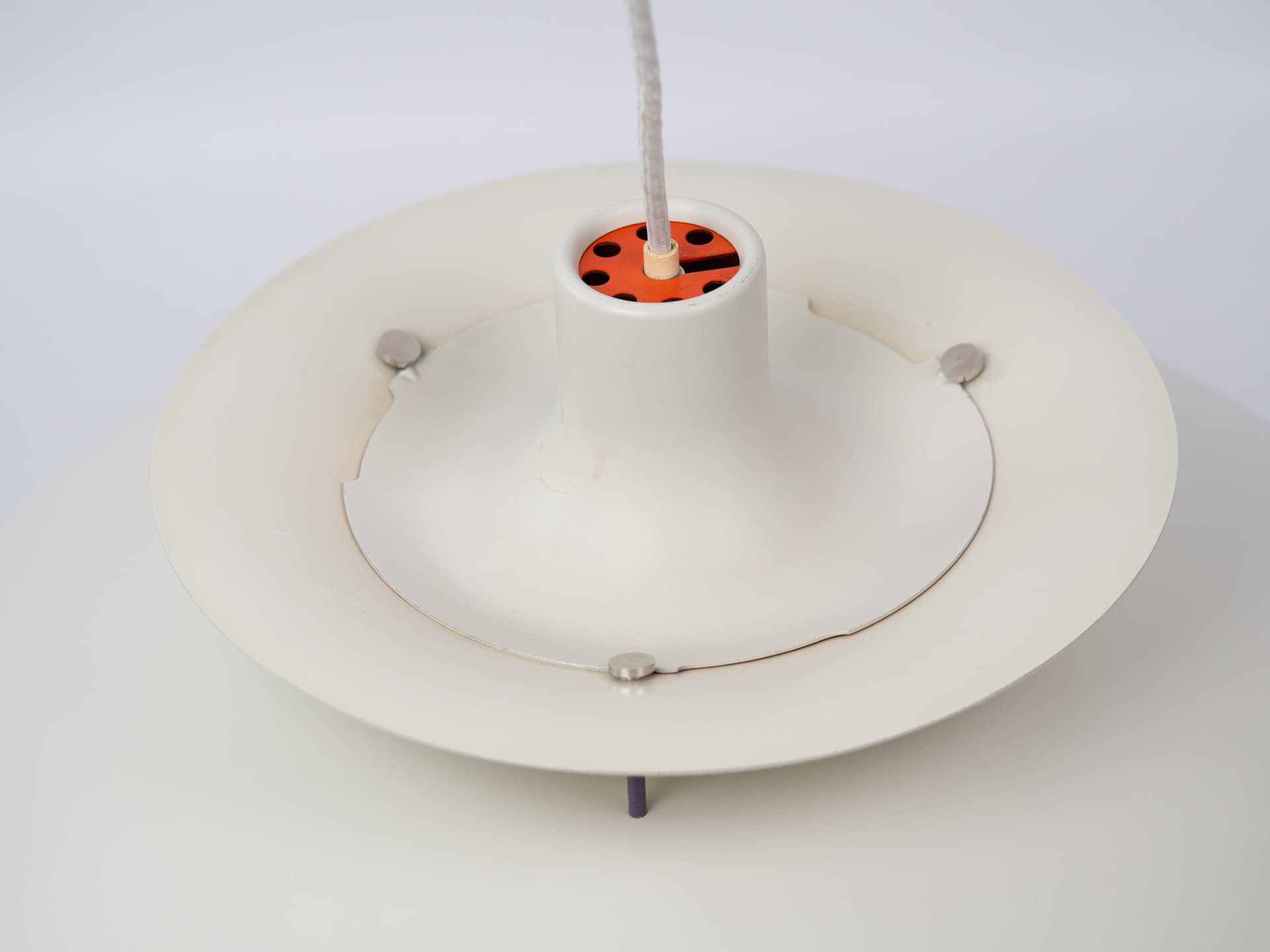 Lampa wisząca PH 5, biały fioletowy, metal, proj. P. Henningsen, Louis Poulsen, Dania, lata 80. - 341340