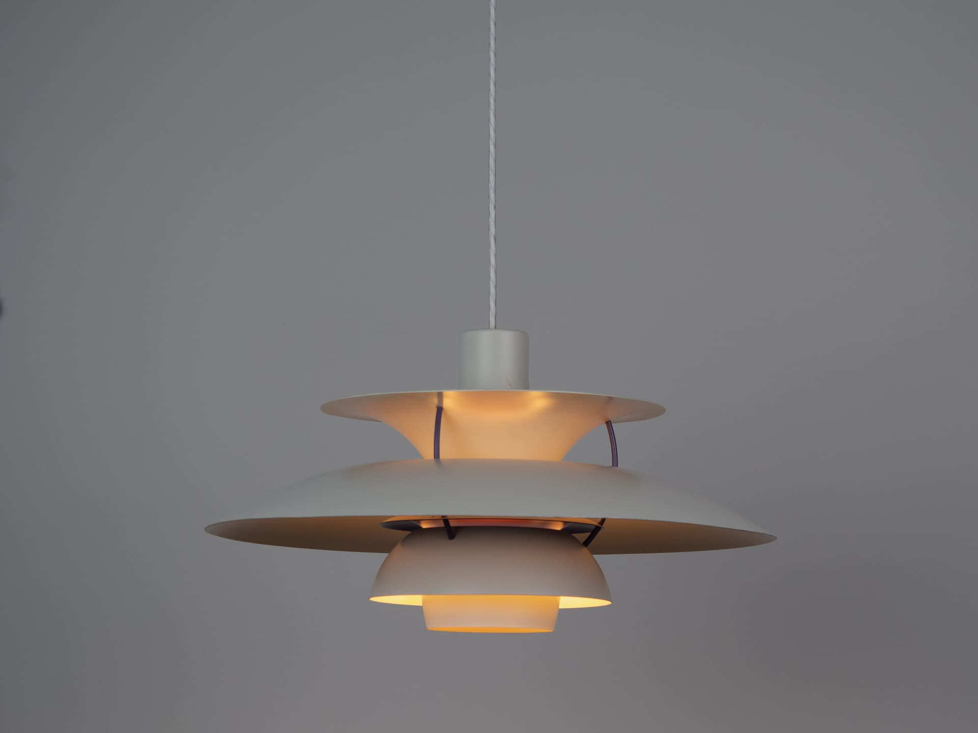 Lampa wisząca PH 5, biały fioletowy, metal, proj. P. Henningsen, Louis Poulsen, Dania, lata 80. - 341335