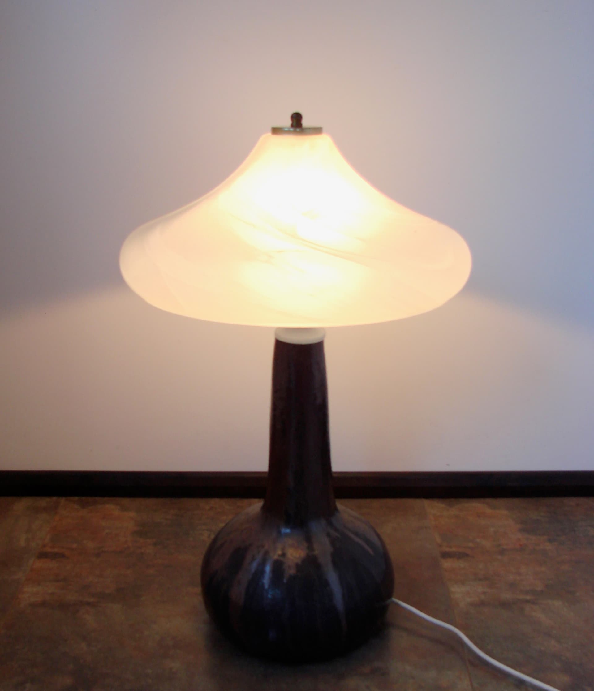 Lampa stołowa Lawa, ceramika brązowy czerwony czarny, szkło biały, lata 70. - 341532