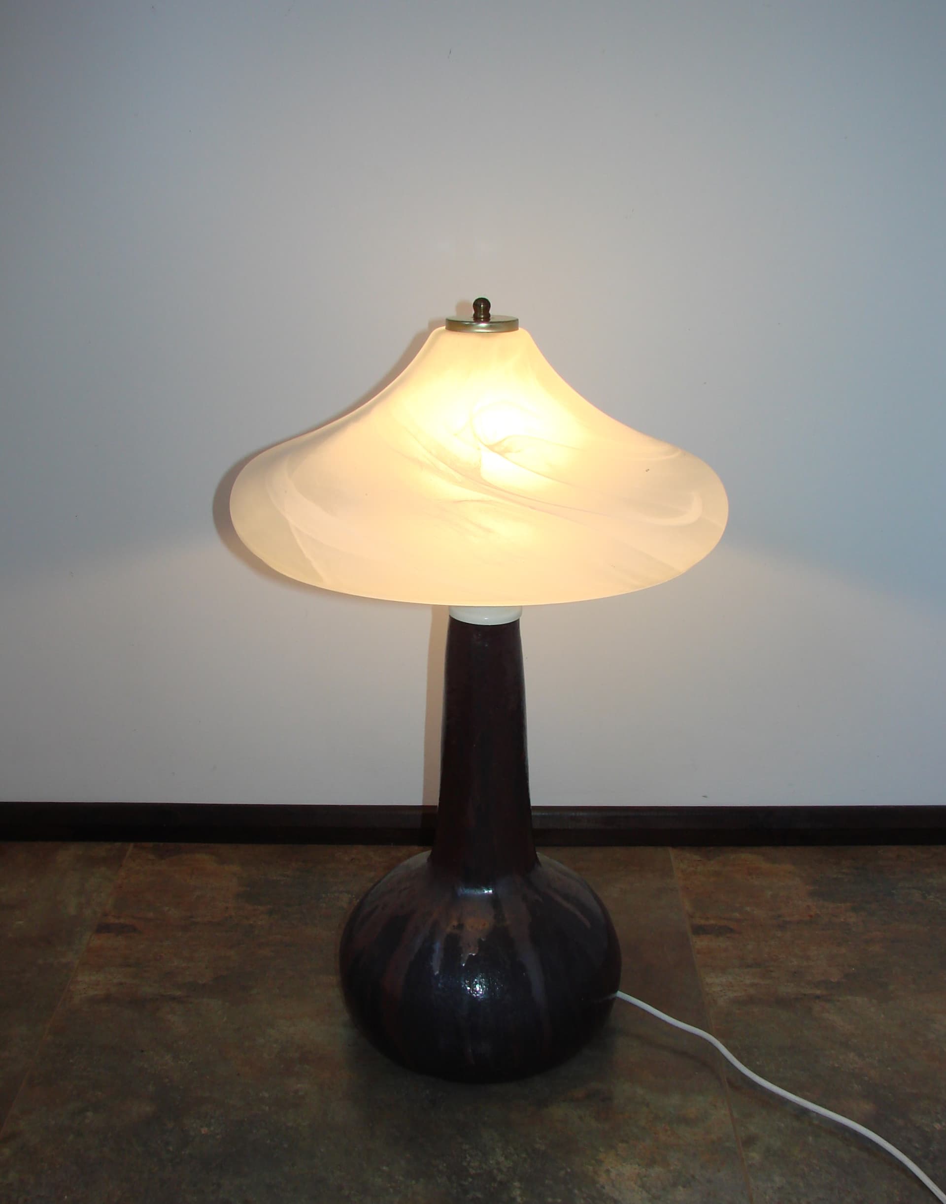 Lampa stołowa Lawa, ceramika brązowy czerwony czarny, szkło biały, lata 70. - 341533