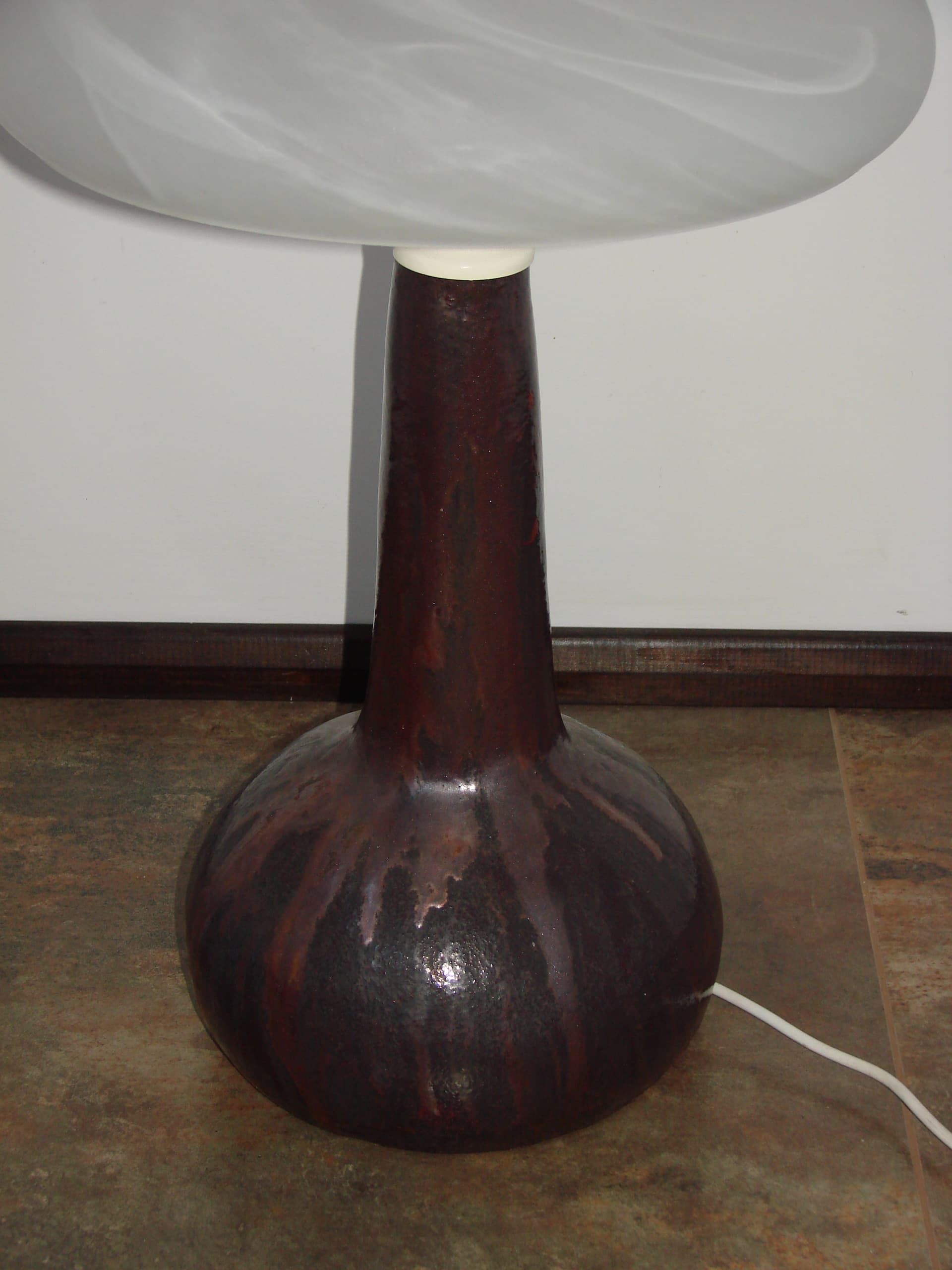 Lampa stołowa Lawa, ceramika brązowy czerwony czarny, szkło biały, lata 70. - 341534