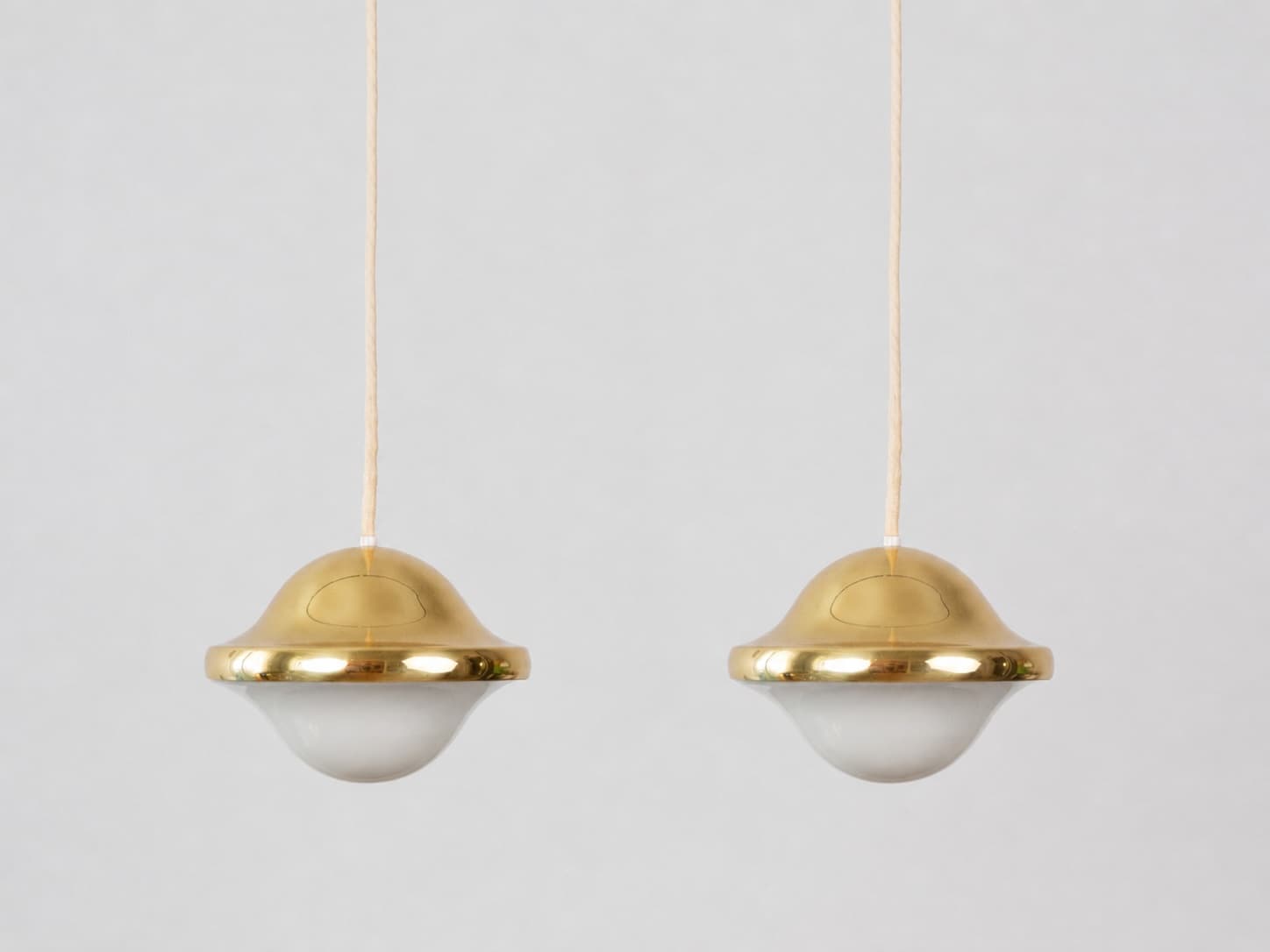 Para lamp wiszących Bubi, złoty metal, biały szklany klosz, proj. H. Kuppel, Louis Poulsen, Dania, lata 70. - 341560