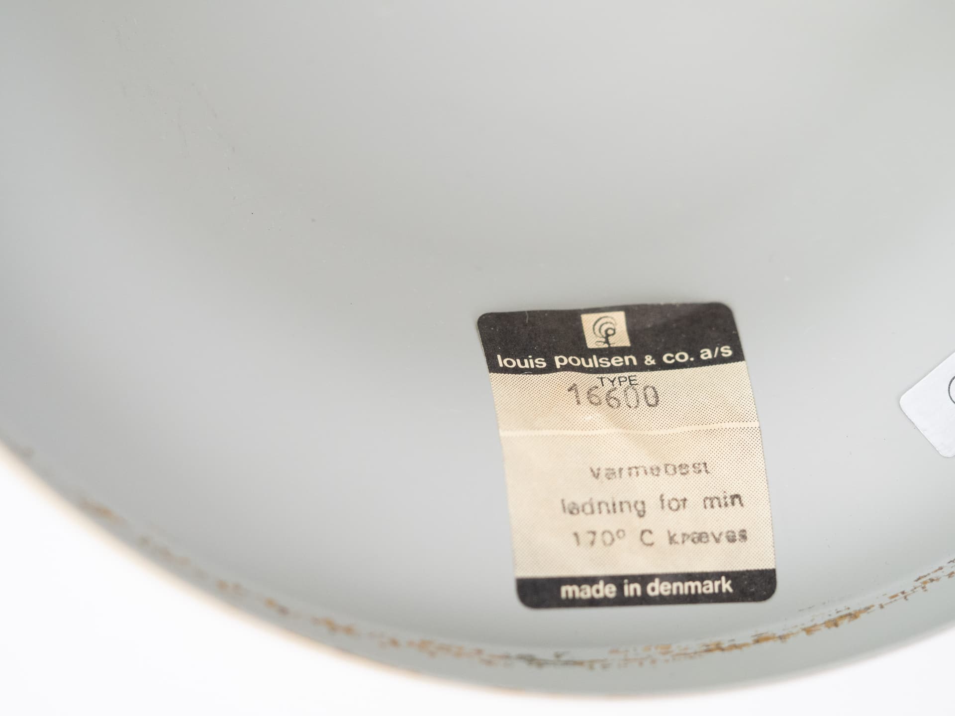 Para lamp wiszących Bubi, złoty metal, biały szklany klosz, proj. H. Kuppel, Louis Poulsen, Dania, lata 70. - 341571