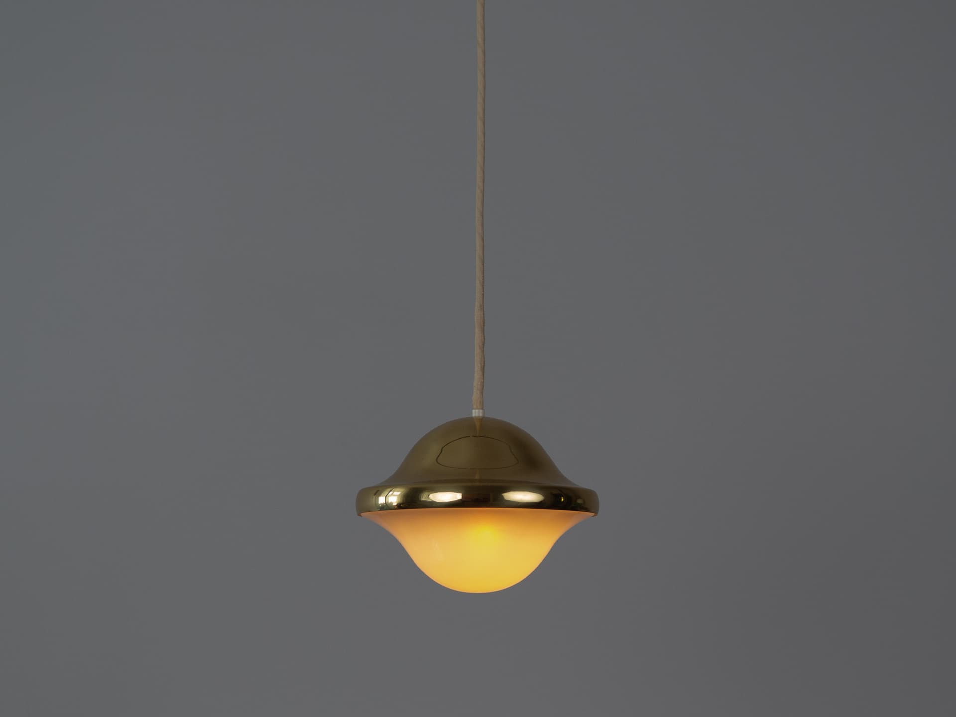 Para lamp wiszących Bubi, złoty metal, biały szklany klosz, proj. H. Kuppel, Louis Poulsen, Dania, lata 70. - 341564