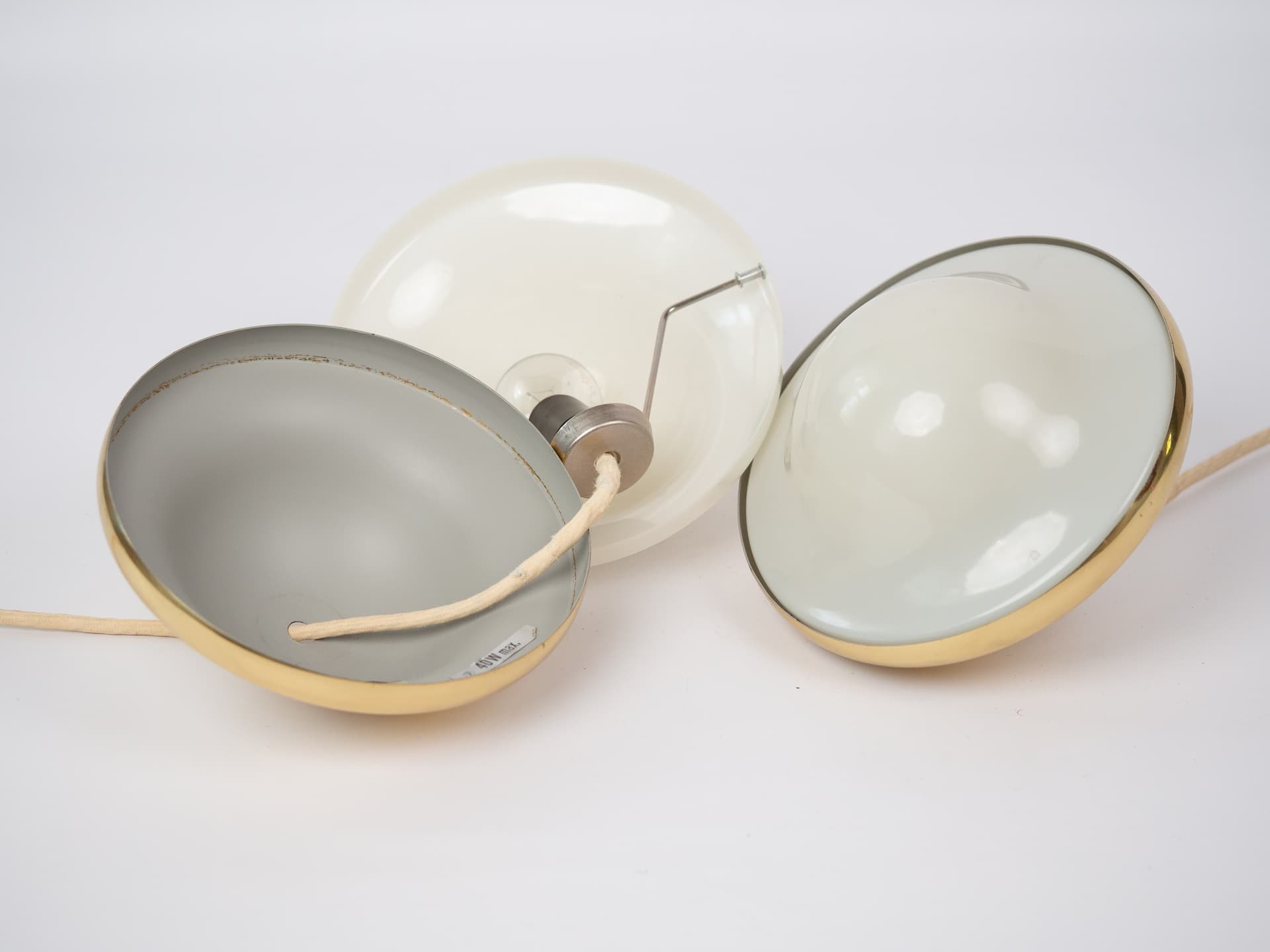 Para lamp wiszących Bubi, złoty metal, biały szklany klosz, proj. H. Kuppel, Louis Poulsen, Dania, lata 70. - 341569