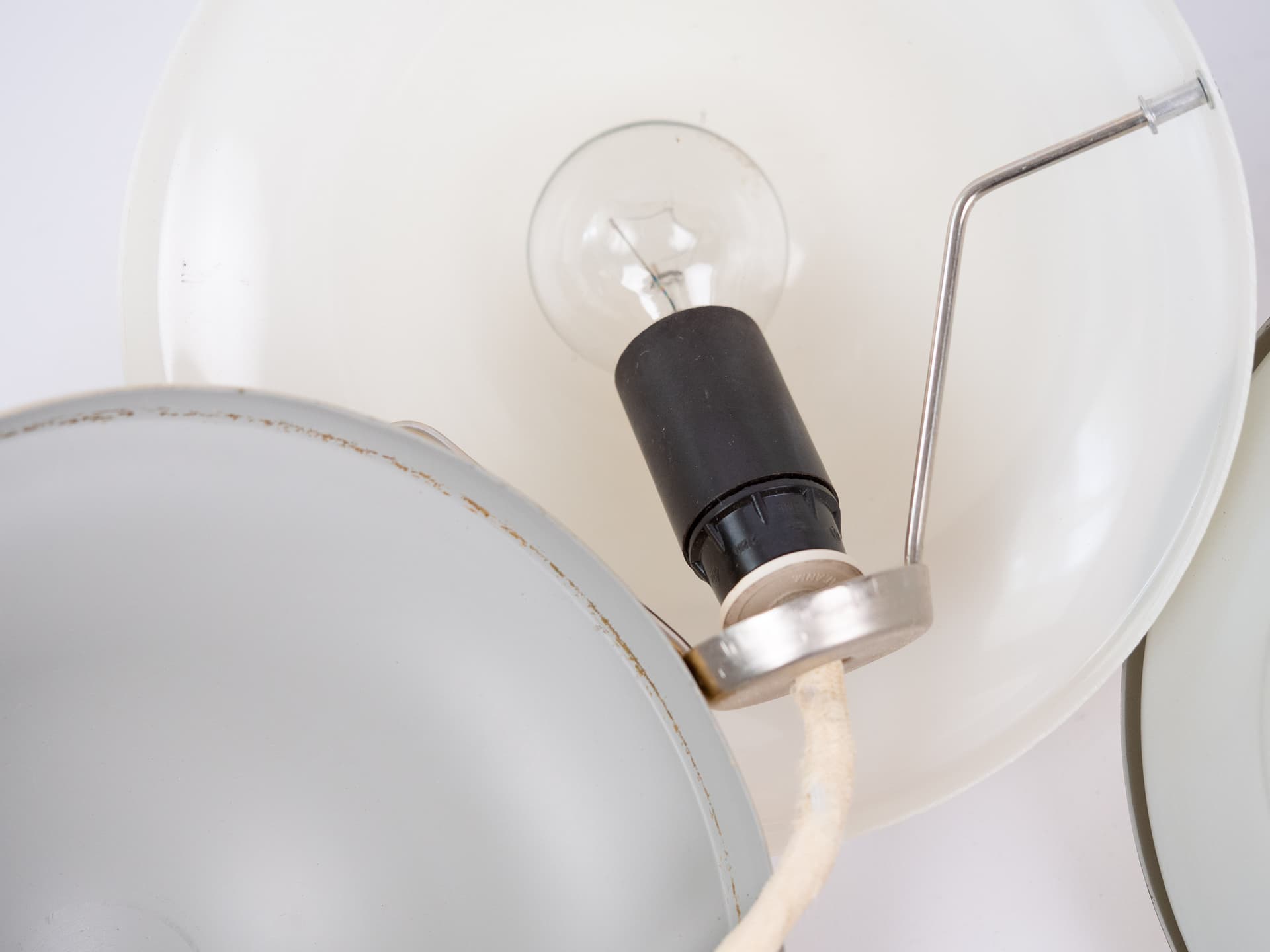 Para lamp wiszących Bubi, złoty metal, biały szklany klosz, proj. H. Kuppel, Louis Poulsen, Dania, lata 70. - 341568