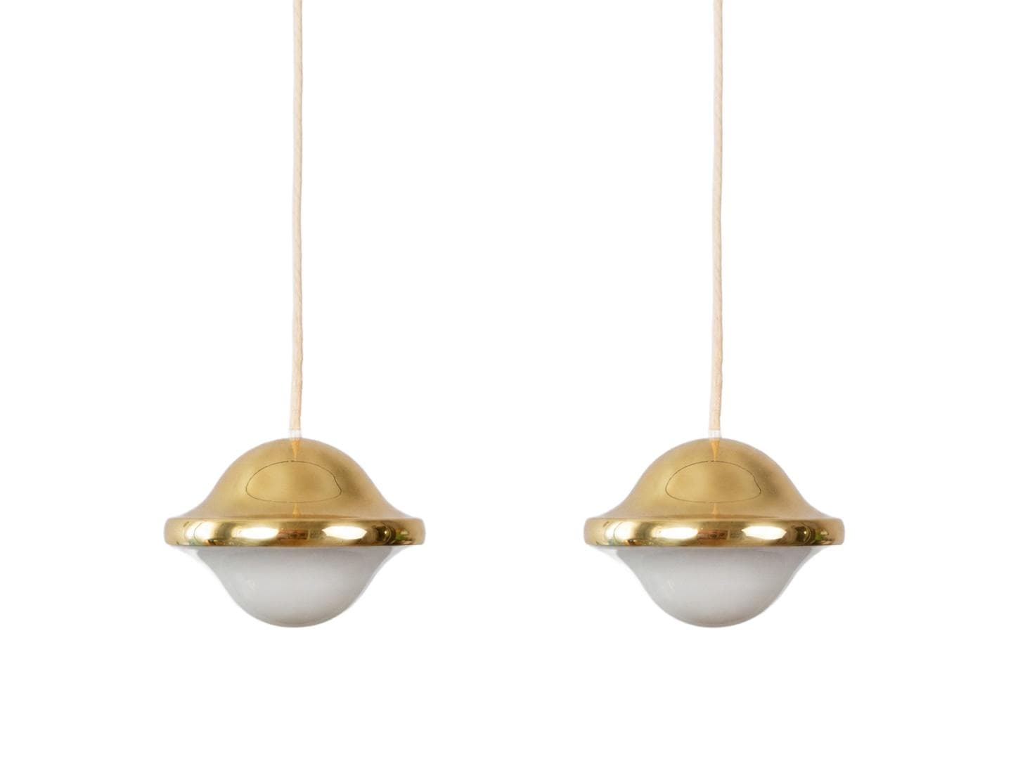Para lamp wiszących Bubi, złoty metal, biały szklany klosz, proj. H. Kuppel, Louis Poulsen, Dania, lata 70.