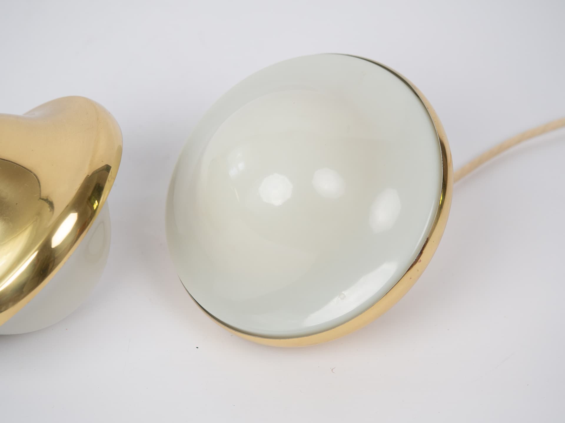 Para lamp wiszących Bubi, złoty metal, biały szklany klosz, proj. H. Kuppel, Louis Poulsen, Dania, lata 70. - 341567