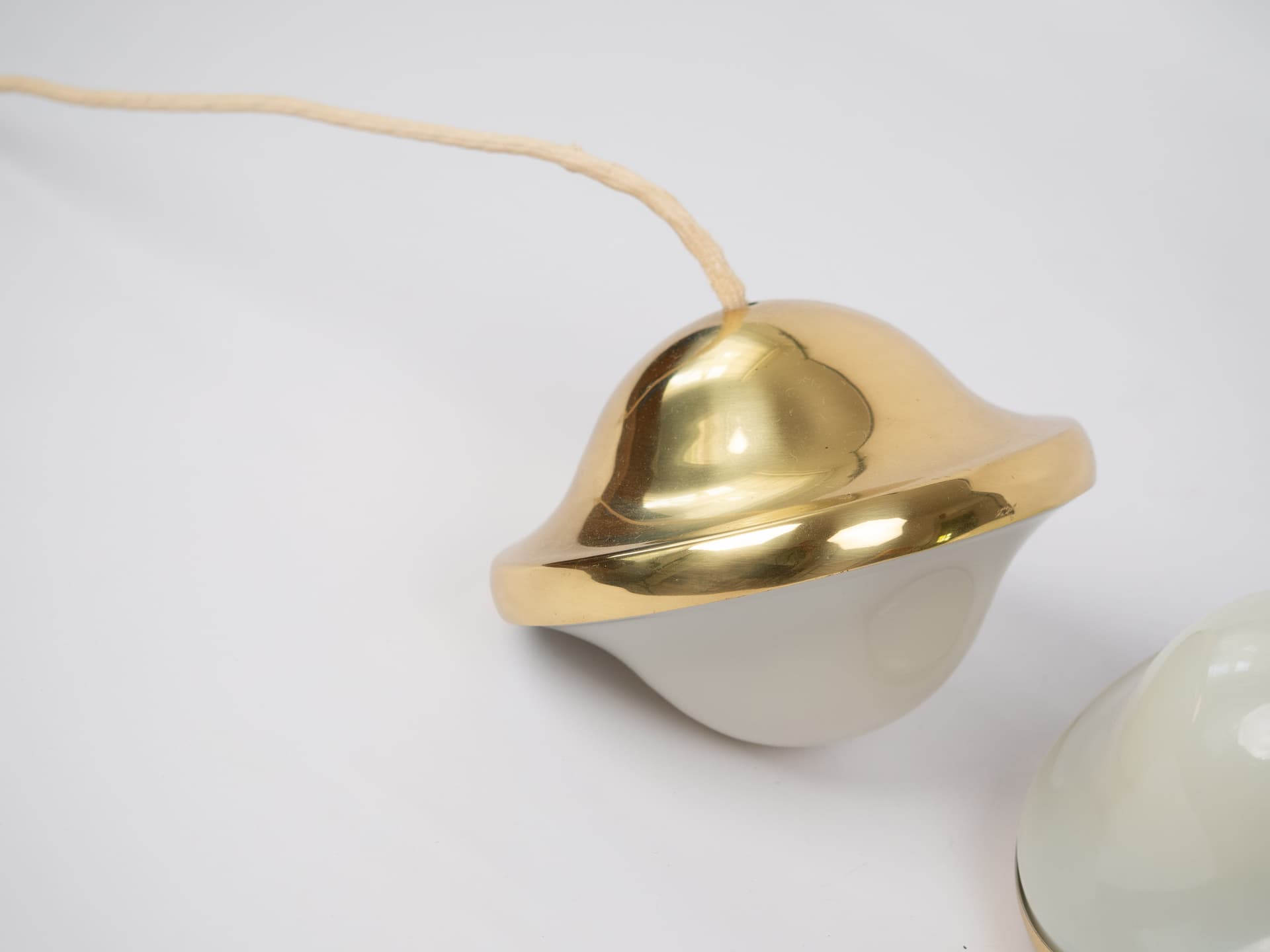 Para lamp wiszących Bubi, złoty metal, biały szklany klosz, proj. H. Kuppel, Louis Poulsen, Dania, lata 70. - 341566