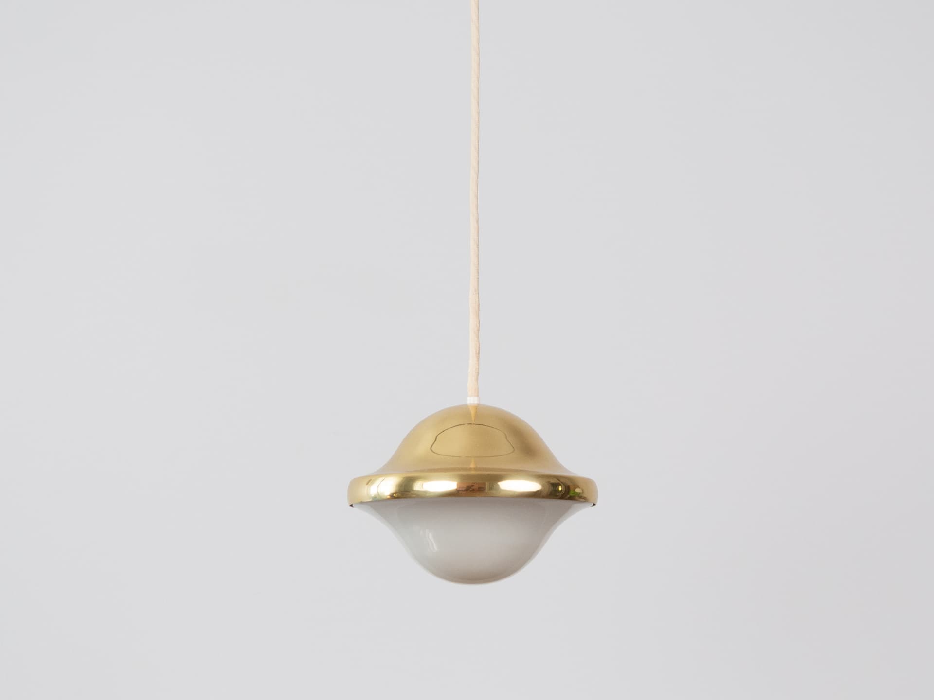 Para lamp wiszących Bubi, złoty metal, biały szklany klosz, proj. H. Kuppel, Louis Poulsen, Dania, lata 70. - 341563